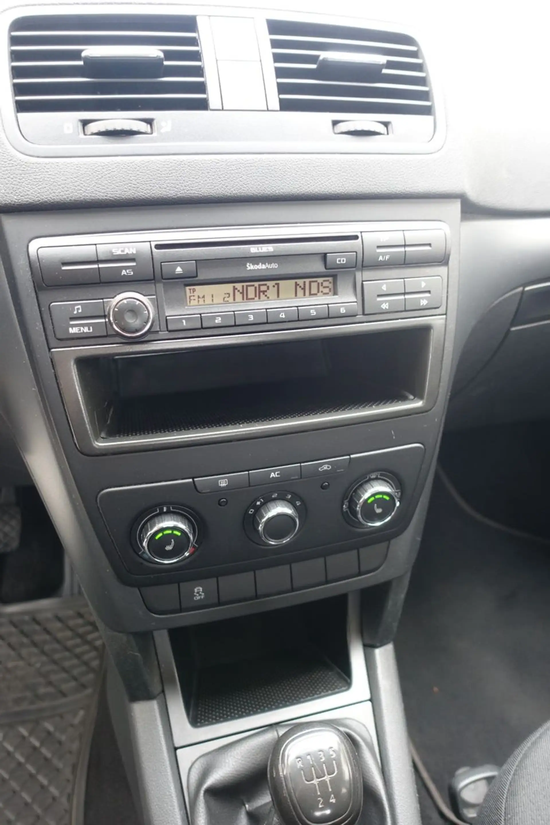 Skoda Yeti Active Plus Edition*KLIMA*SHZ*AHK*TÜV+ZR-NE — photo 11