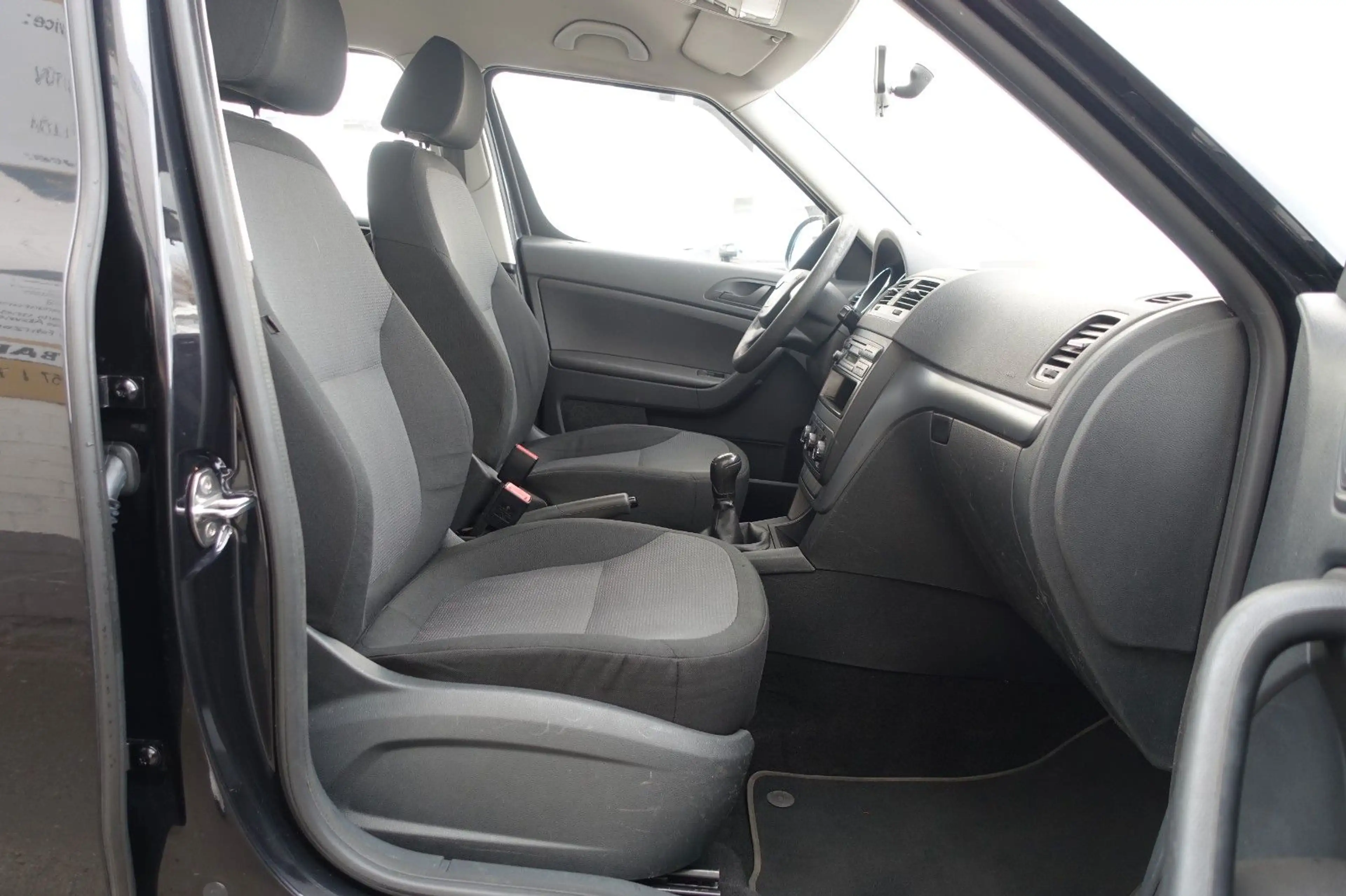 Skoda Yeti Active Plus Edition*KLIMA*SHZ*AHK*TÜV+ZR-NE — photo 14