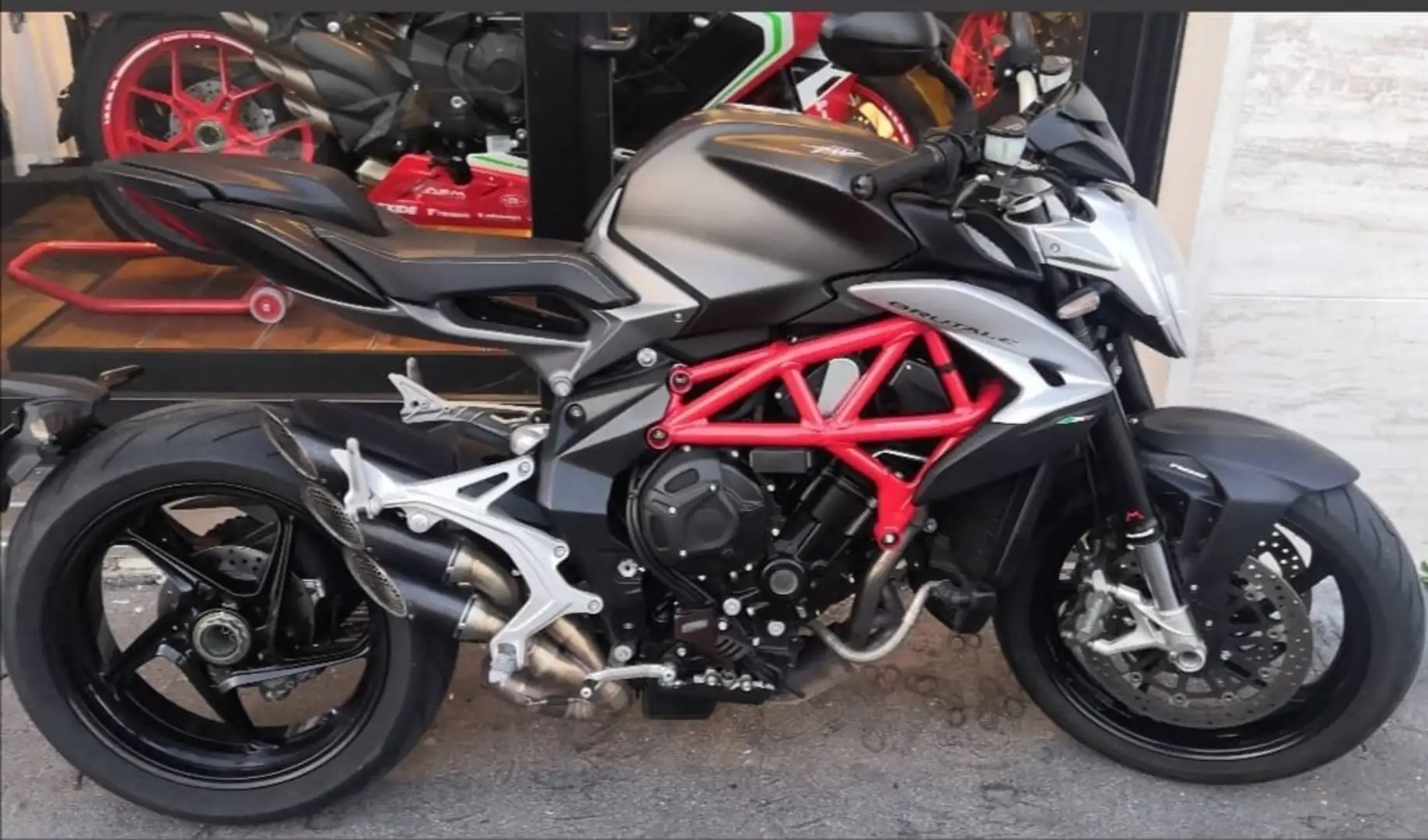 MV Agusta Brutale 800 Černá - 2