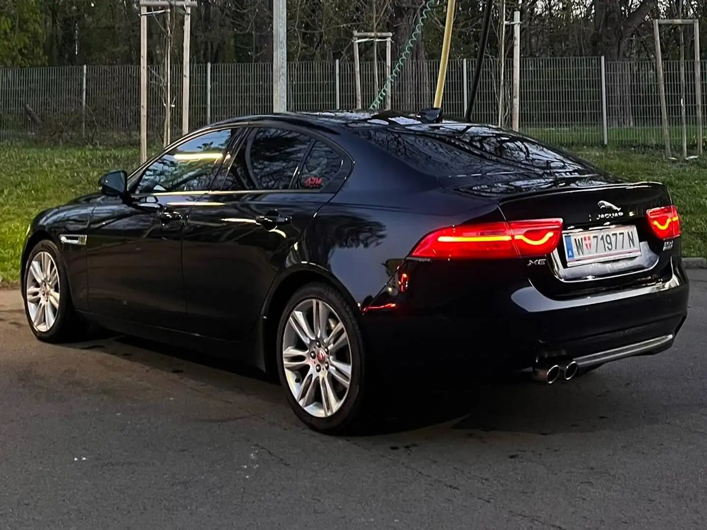Jaguar XE XE 20d Pure AWD Aut. Pure Schwarz - 2