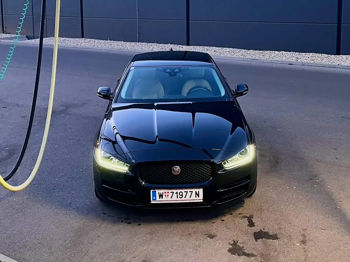 Jaguar XE XE 20d Pure AWD Aut. Pure Schwarz - 1