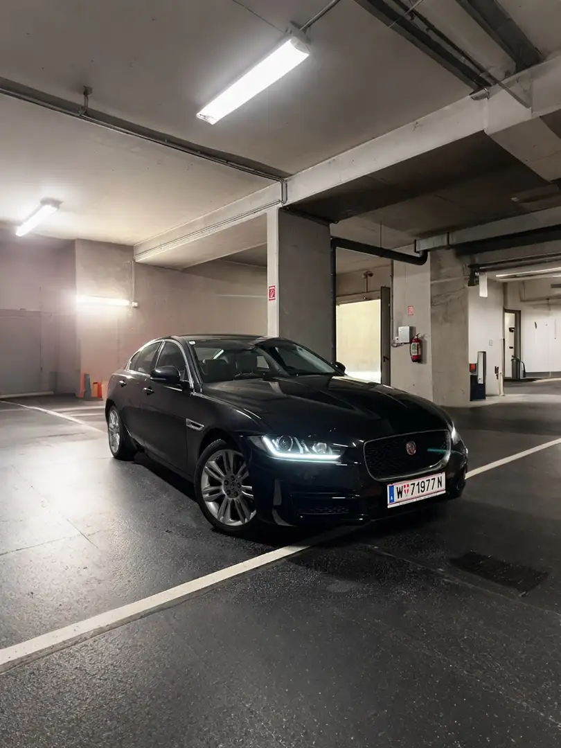 Jaguar XE XE 20d Pure AWD Aut. Pure Schwarz - 2