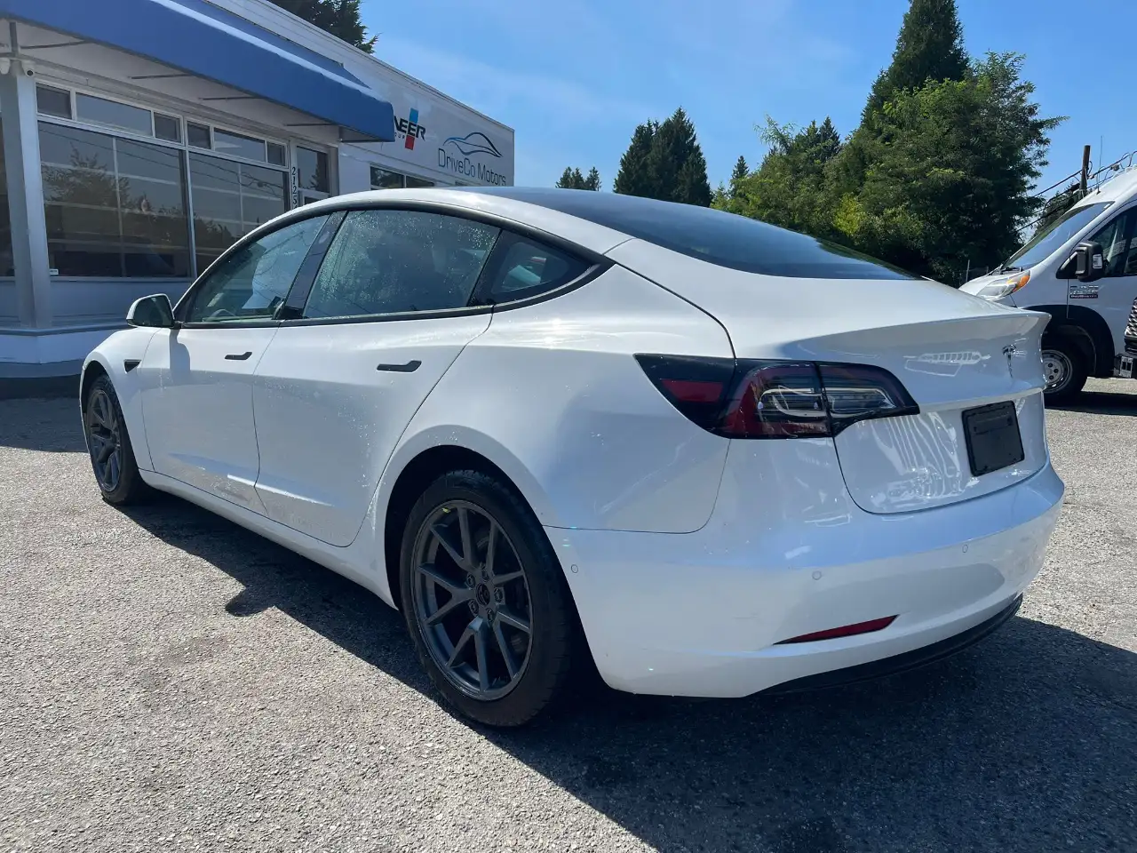 Tesla Model 3 снимка Tesla Model 3
