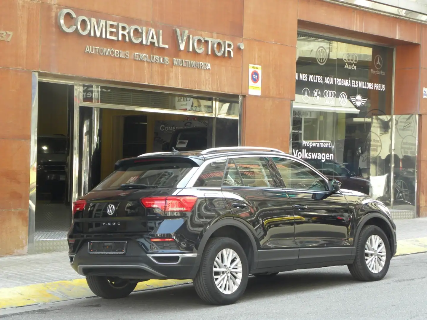 Volkswagen T-Roc 1.6TDI Advance Schwarz - 2