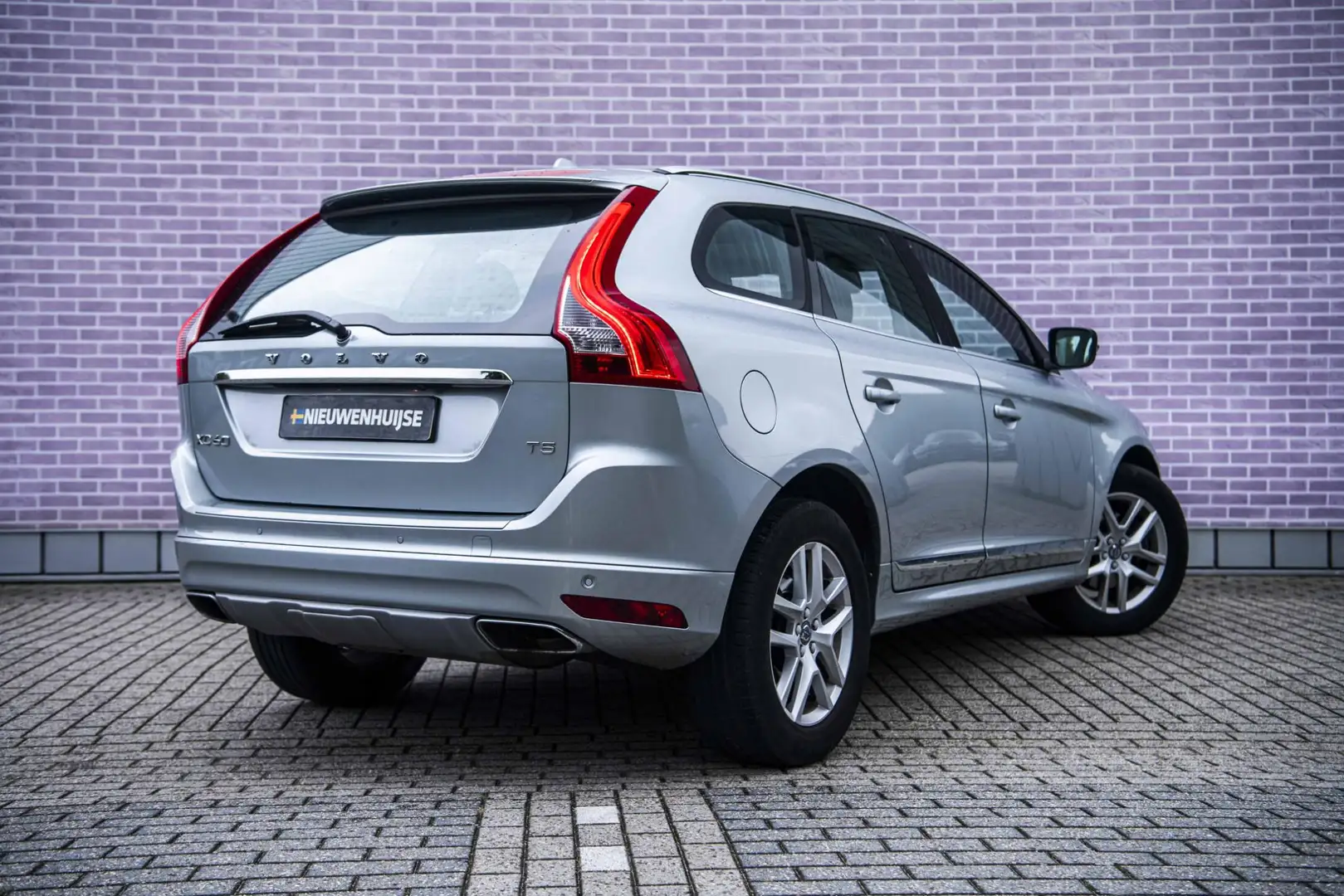Volvo XC60 2.0 T5 FWD Polar+ | Trekhaak | Panoramadak | Leder Grijs - 2