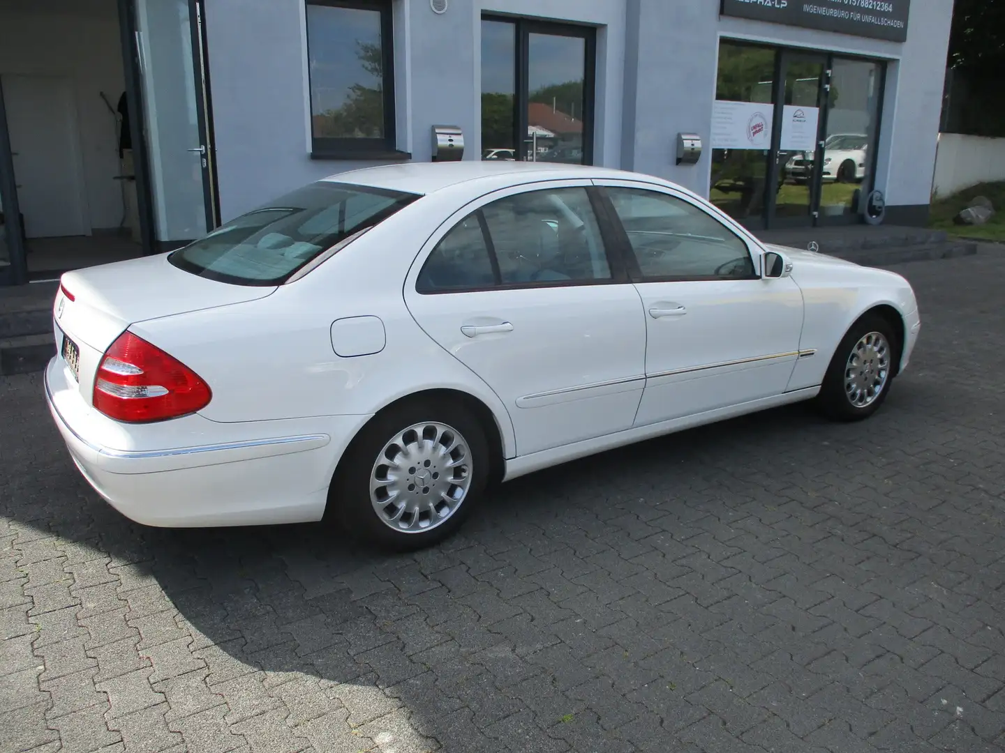 Mercedes-Benz E 200 CDI Elegance DPF Xenon Alu Tüv 7/2025 Weiß - 2