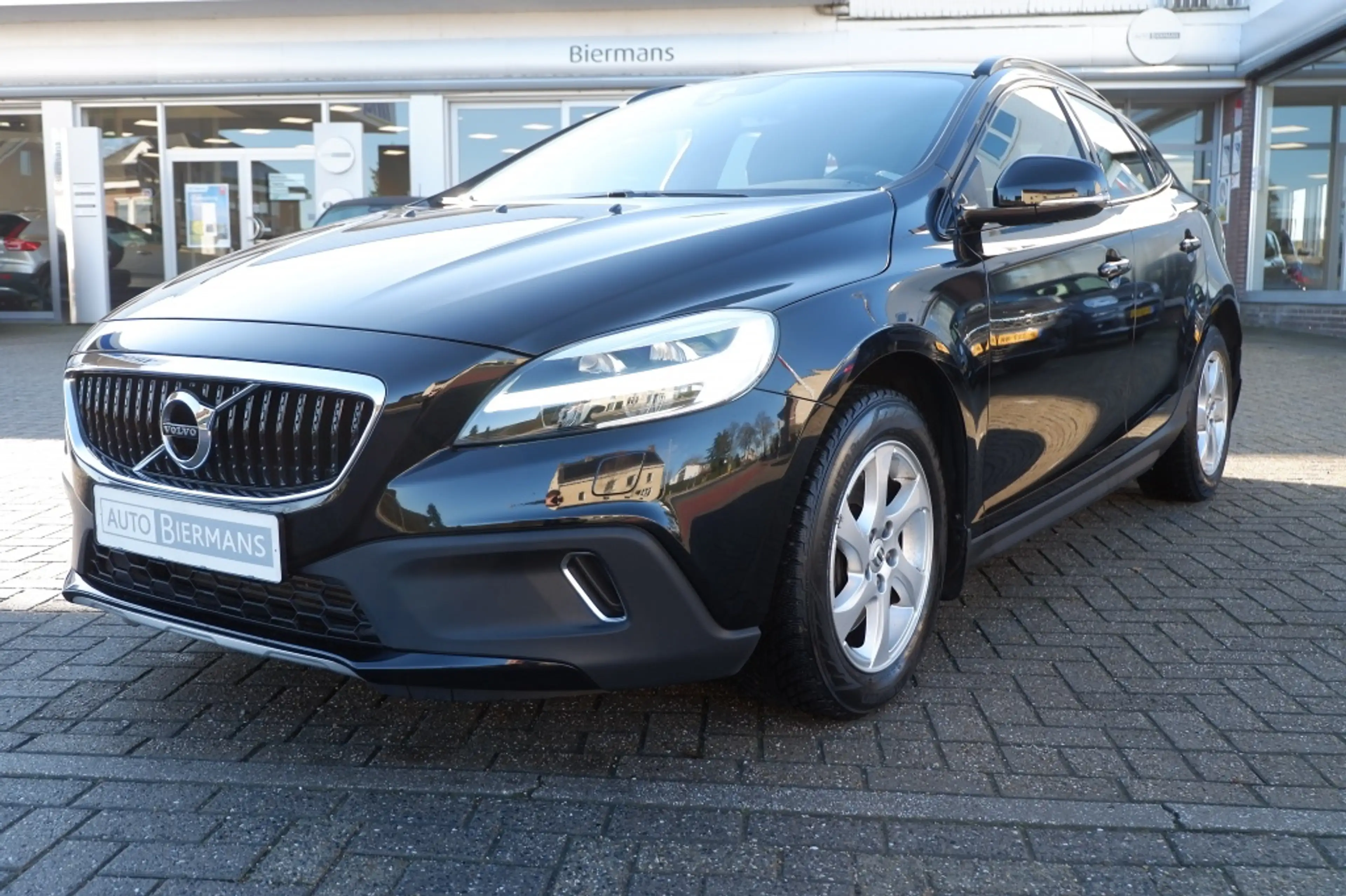Volvo V40 Cross Country 1.5 T3 Polar + / INCL. 12mnd BOVAG / Leder / Stoel — photo 2