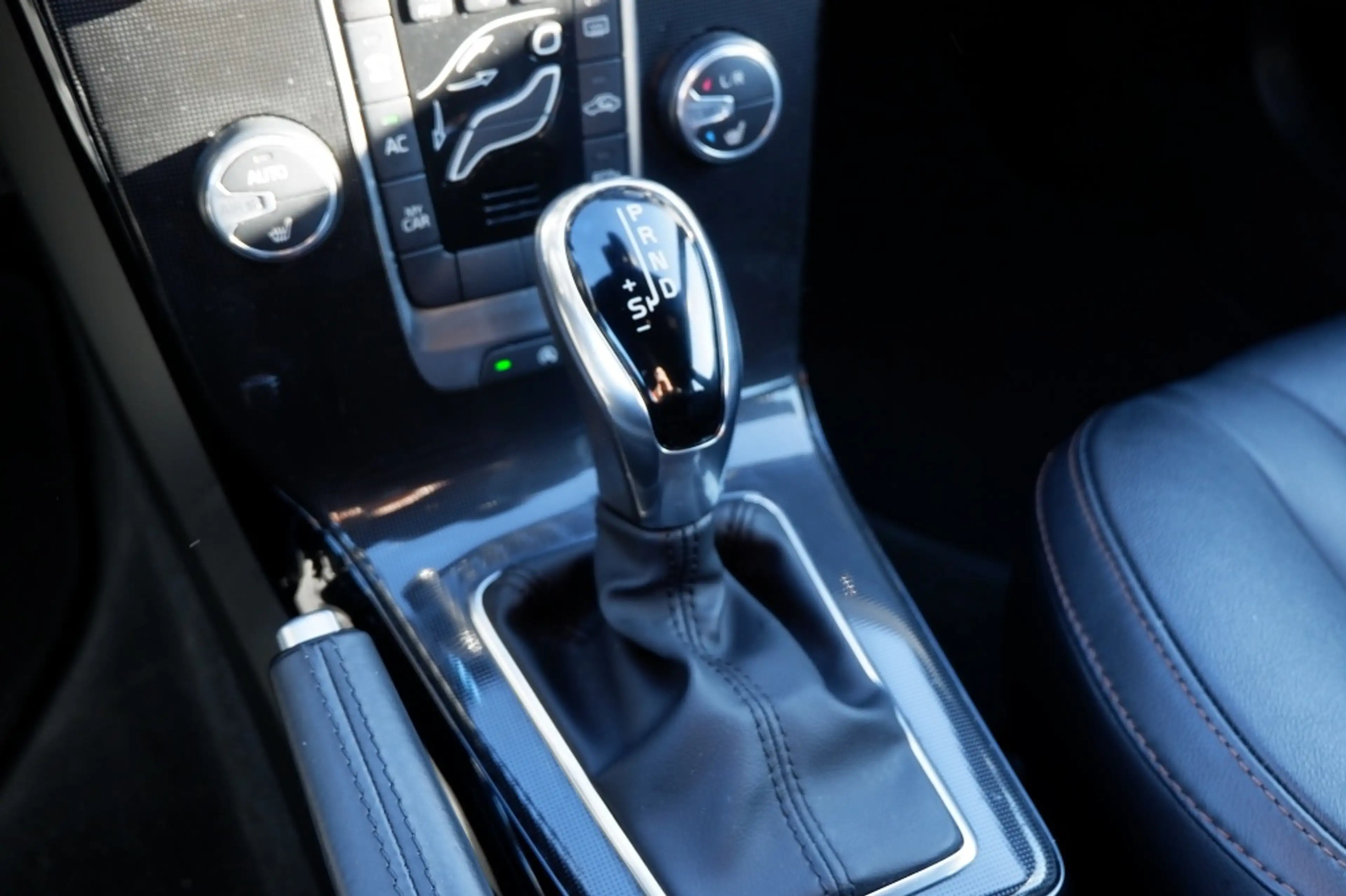 Volvo V40 Cross Country 1.5 T3 Polar + / INCL. 12mnd BOVAG / Leder / Stoel — photo 19