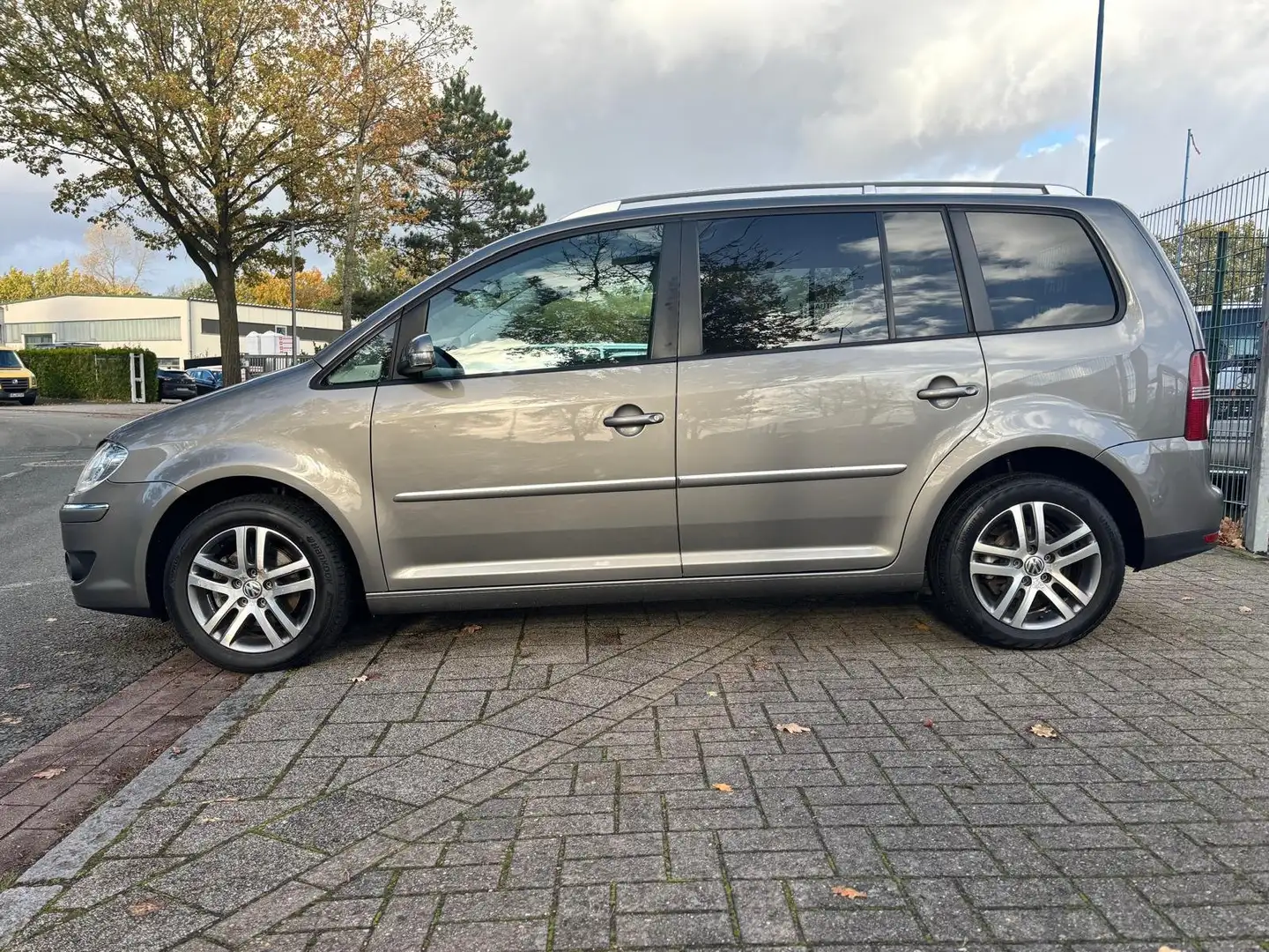 Volkswagen Touran Highline/Automatik/Zahnriemensatz und Tüv Neu/ Grau - 2