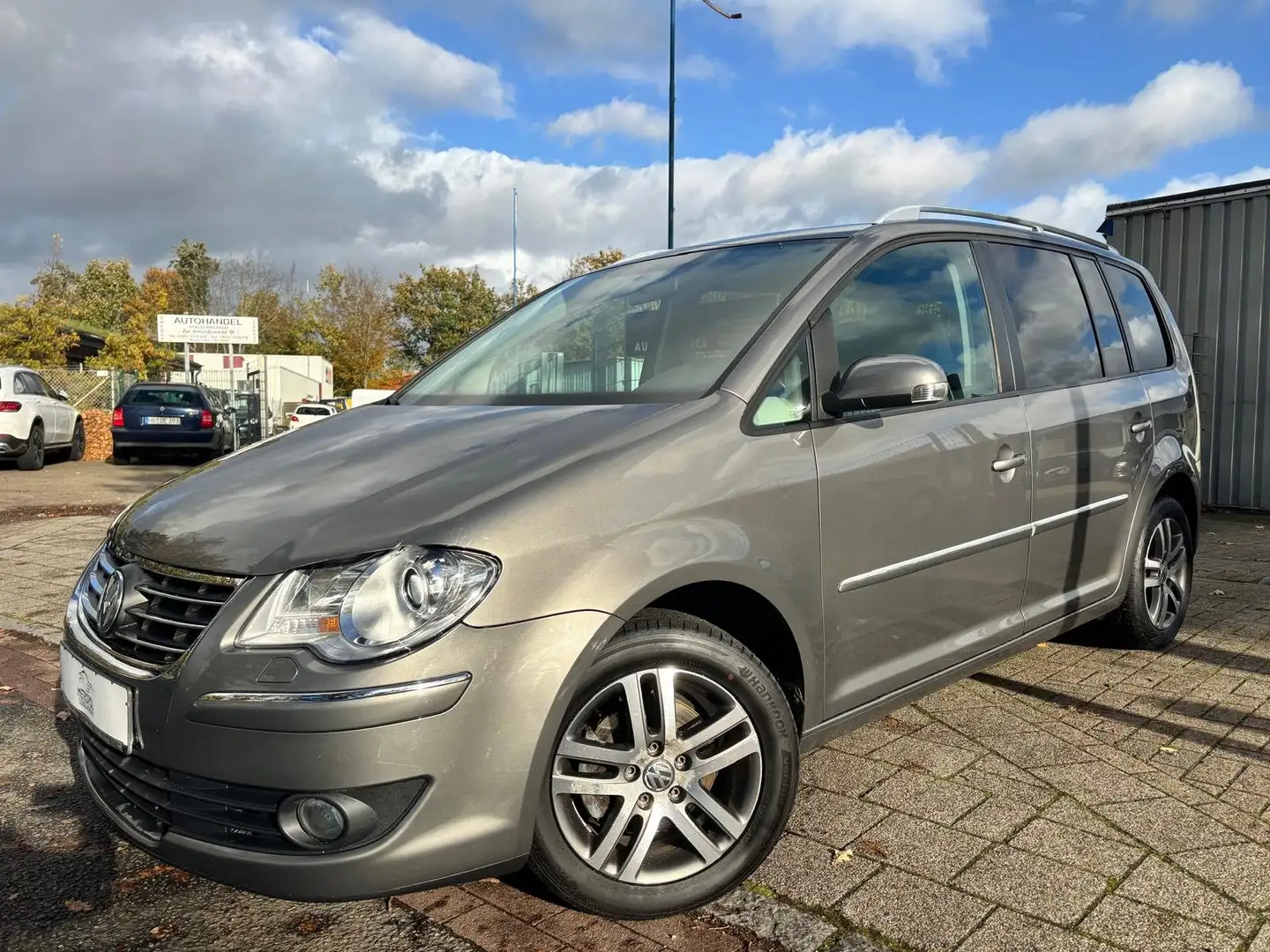 Volkswagen Touran Highline/Automatik/Zahnriemensatz und Tüv Neu/ Grau - 1