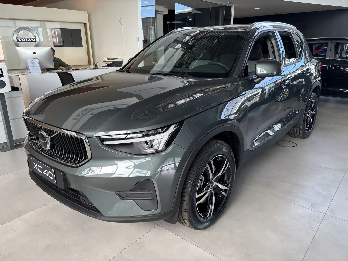 Volvo XC40 XC40 B3 automatico Core --- COLORE NUOVO -- Verde - 1