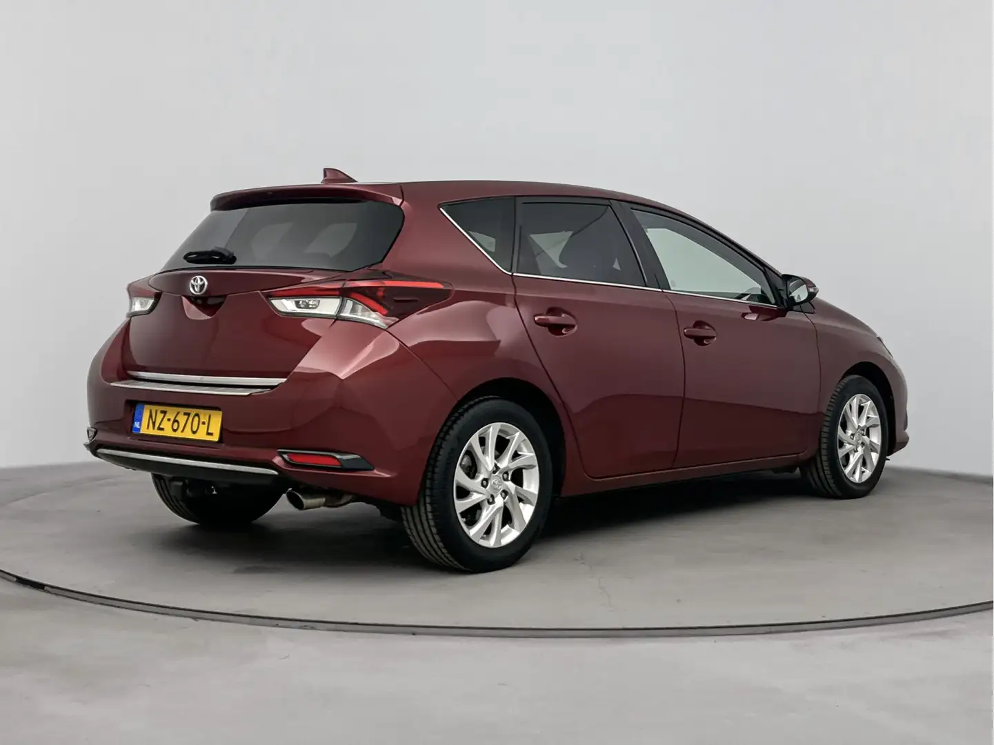 Toyota Auris 1.2T Volcano Edition Rojo - 2