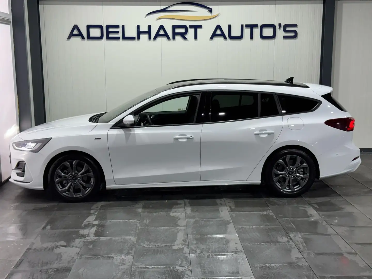 Ford Focus Wagon 1.0 EcoBoost Hybrid ST Line 155 PK Automaat Wit - 2
