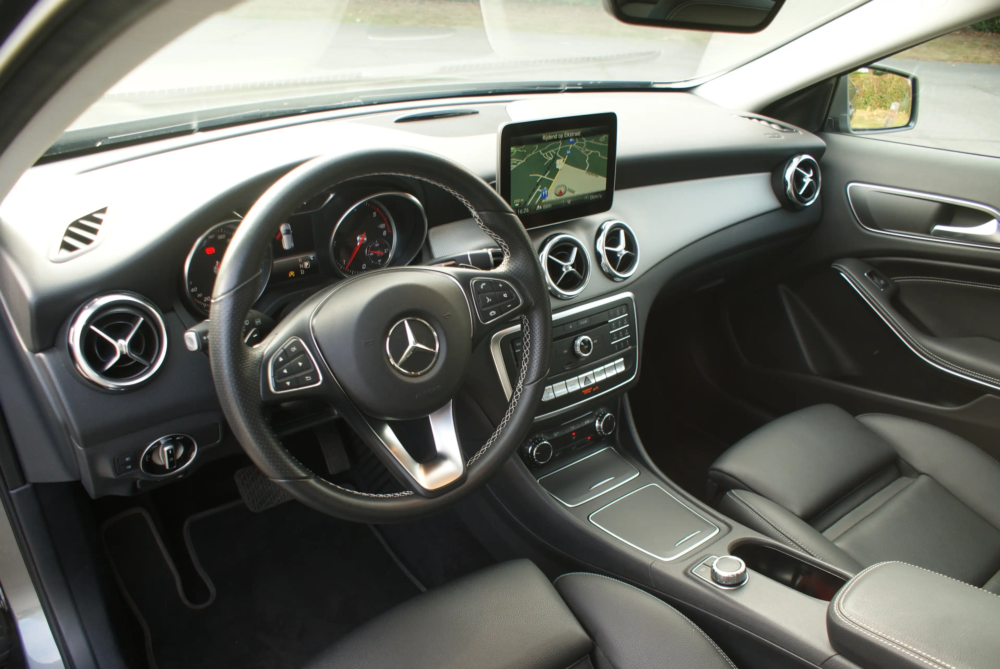 Mercedes-Benz GLA 180 Business class euro 6  maar 33000 Km Automaat ,Leder Alu, Gps — photo 2