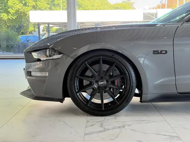 Ford Mustang view 4