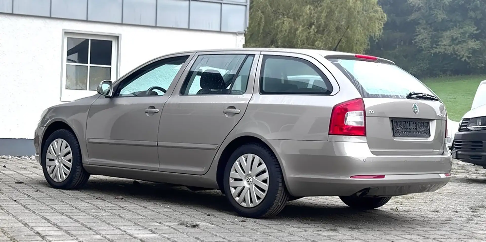 Skoda Octavia Octavia II Combi Diesel 1.6 TDI  Elegance DSG Beige - 2
