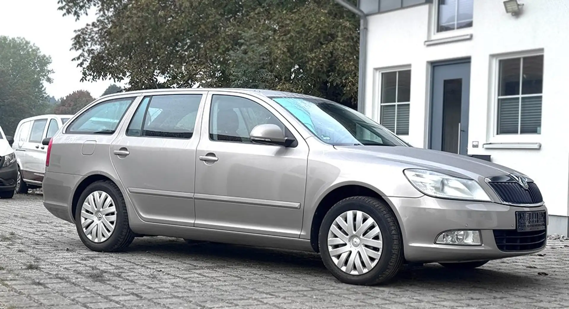 Skoda Octavia Octavia II Combi Diesel 1.6 TDI  Elegance DSG Beige - 1