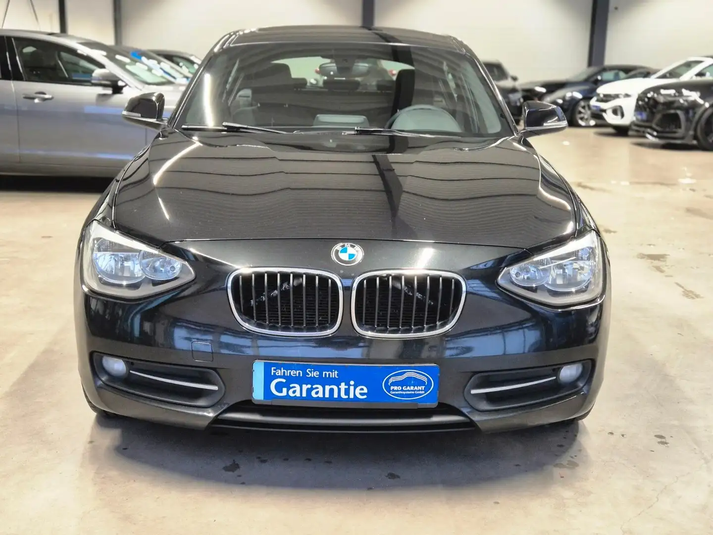 BMW 116 d AUTOMATIK SPORT LINE SITZHZ PDC TÜV 2027 Schwarz - 2