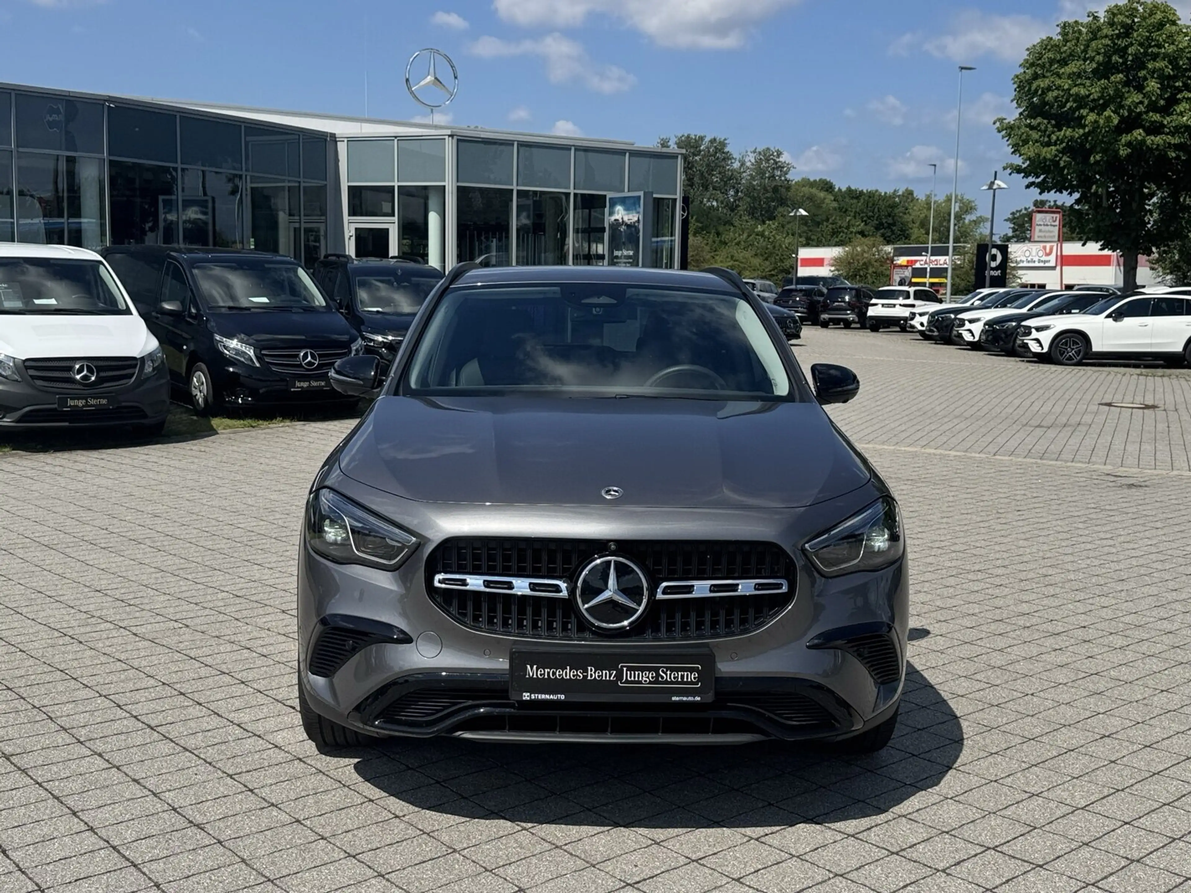 Mercedes-Benz GLA 180 GLA 180 Progressive/Navi/Distronic/Keyless-Go/LED — photo 2