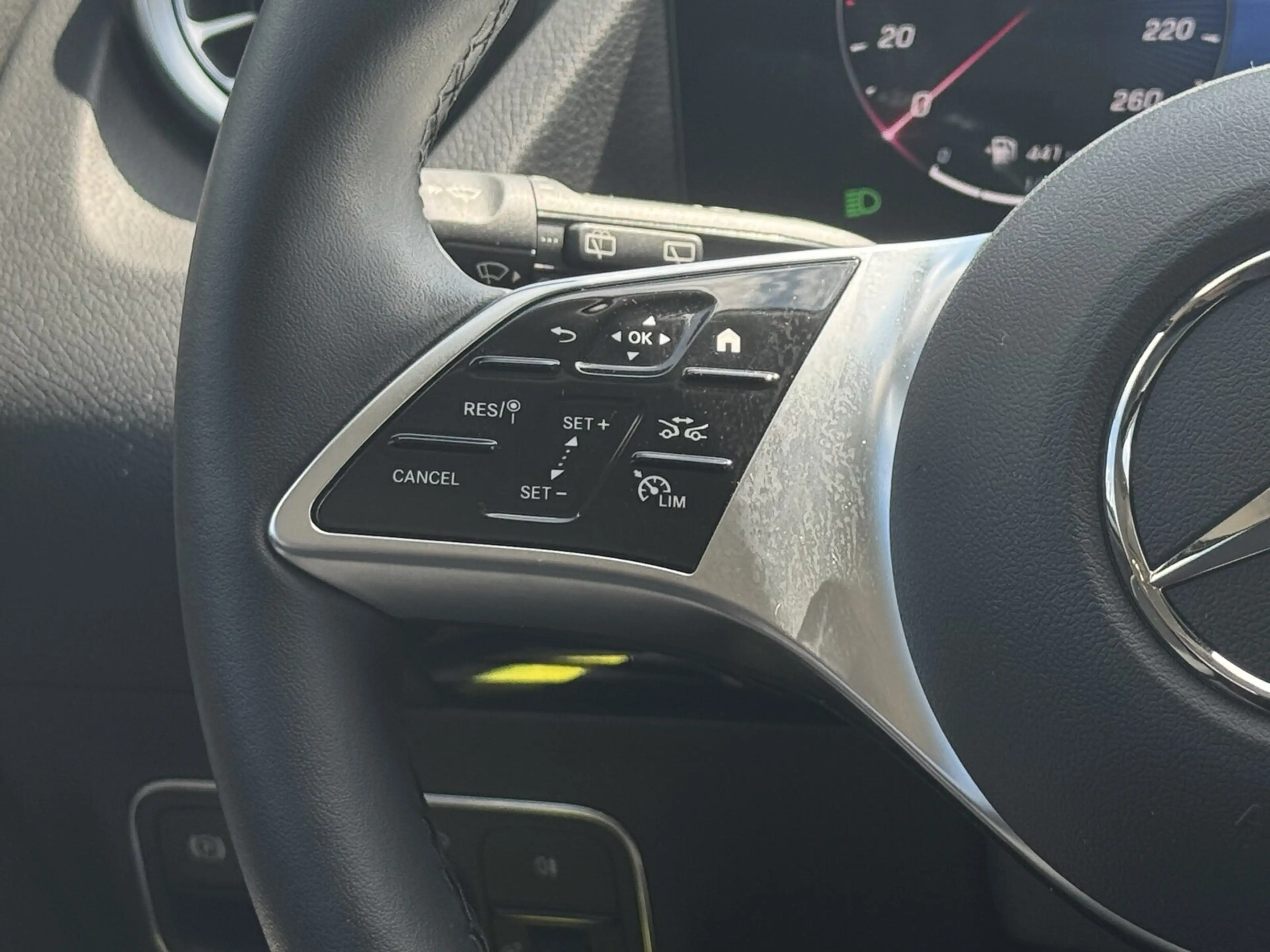 Mercedes-Benz GLA 180 GLA 180 Progressive/Navi/Distronic/Keyless-Go/LED — photo 14