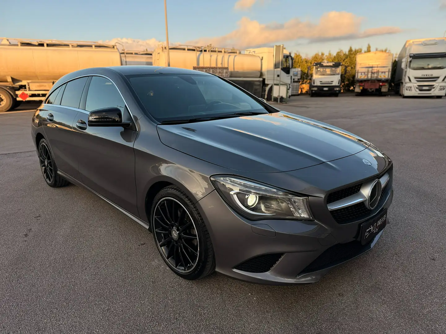 Mercedes-Benz CLA 180 CLA Shooting Brake d Dark Night auto/18" AMG/NAVI Gris - 2