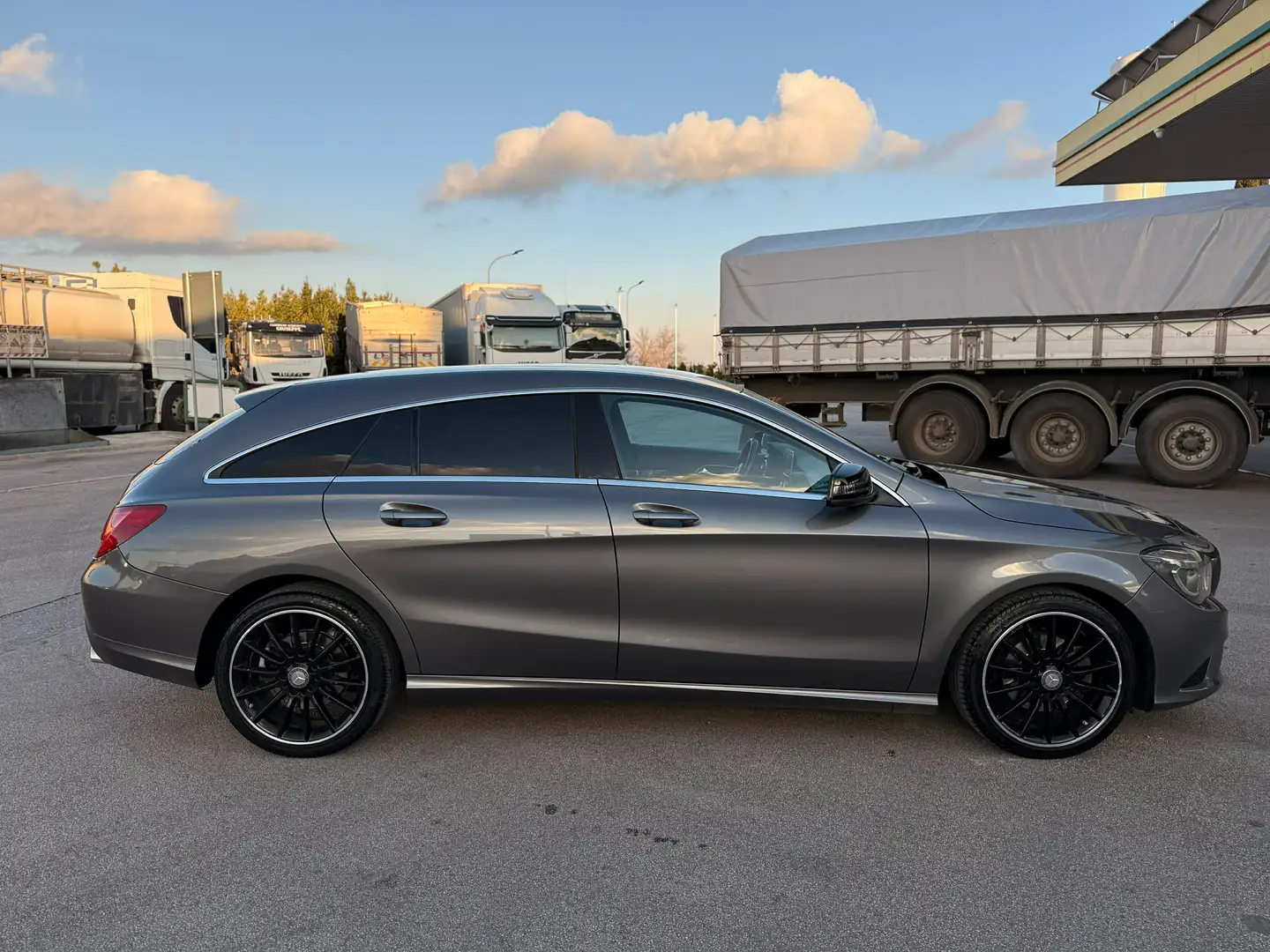Mercedes-Benz CLA 180 CLA Shooting Brake d Dark Night auto/18" AMG/NAVI Gris - 1