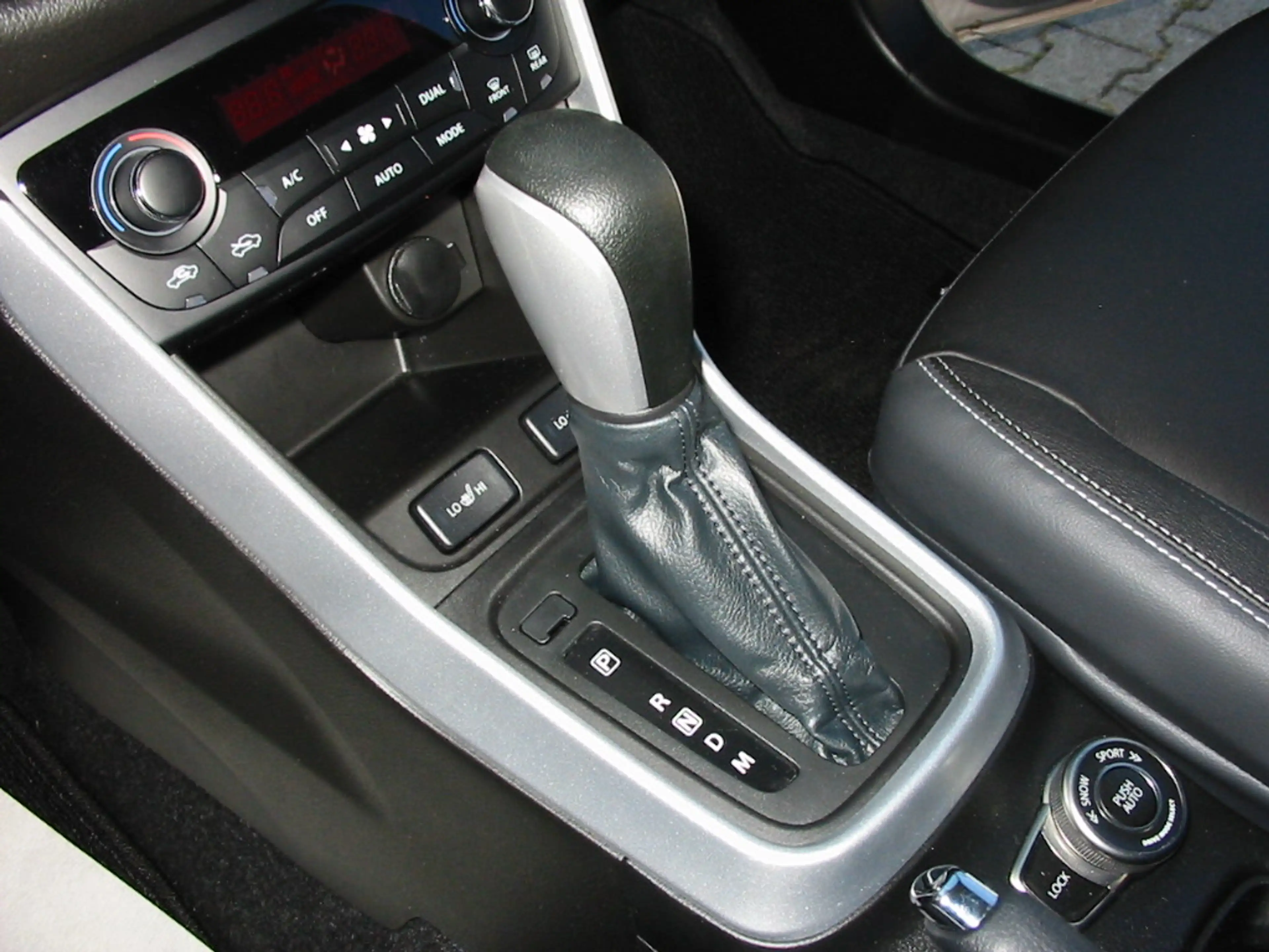 Suzuki SX4 S-Cross SX4 S-Cross Allrad Automatik Hybrid Vollausstattung AHK 8 Räder sehr gepflegt — photo 12