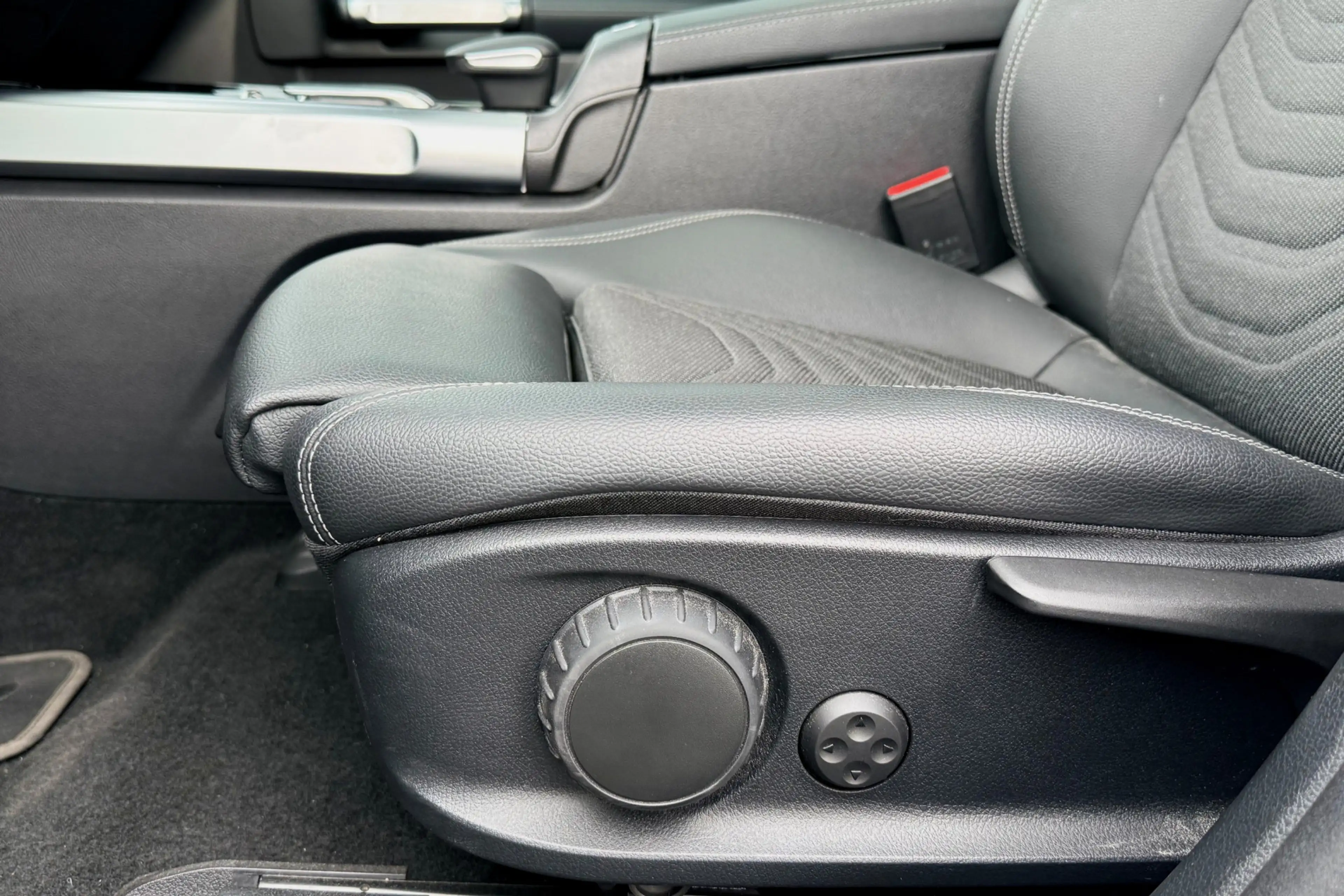 Mercedes-Benz EQB 300 4MATIC Luxury Line 67 kWh PANO BURMESTER SFEER 306 — photo 5