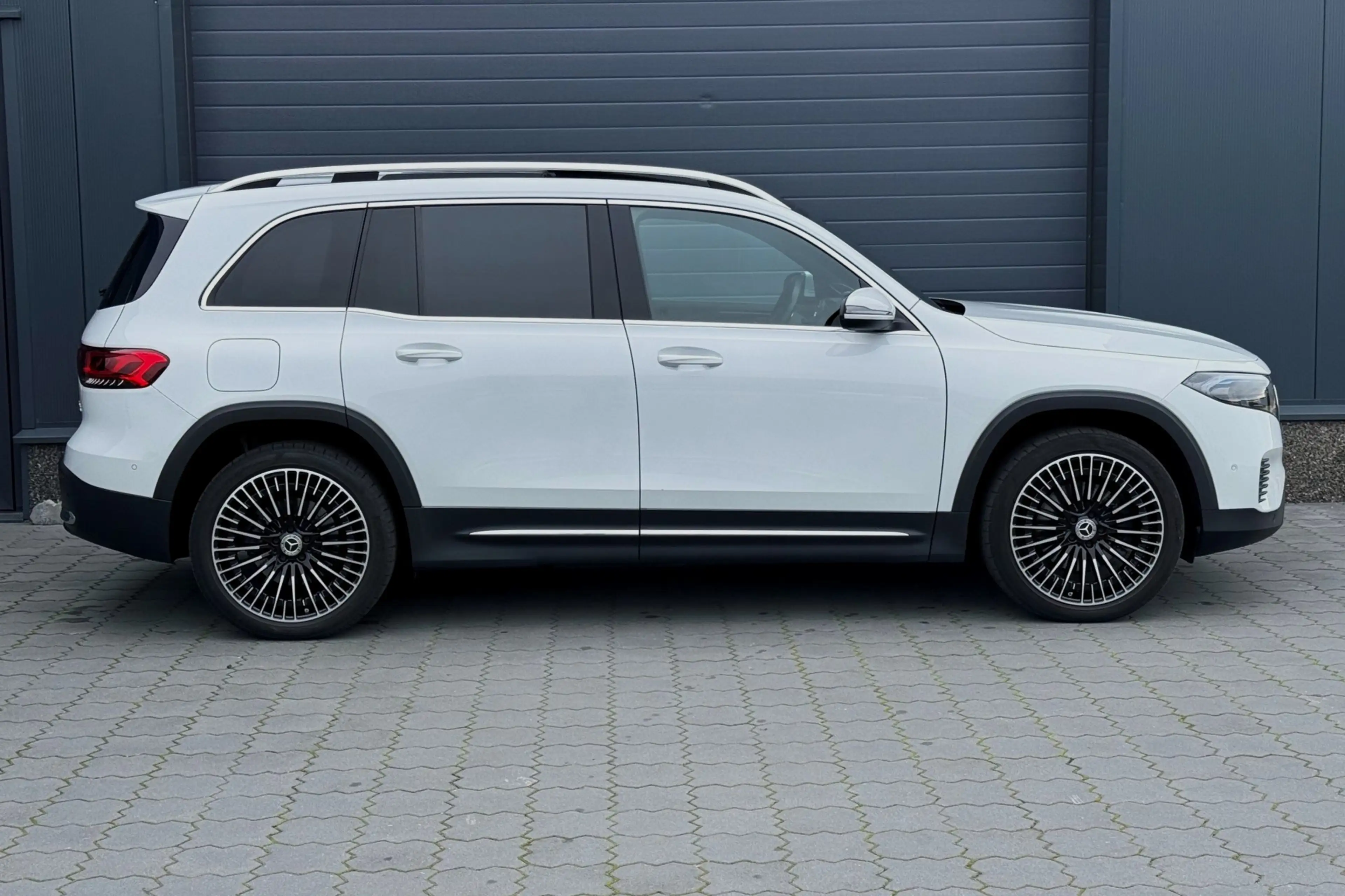 Mercedes-Benz EQB 300 4MATIC Luxury Line 67 kWh PANO BURMESTER SFEER 306 — photo 32