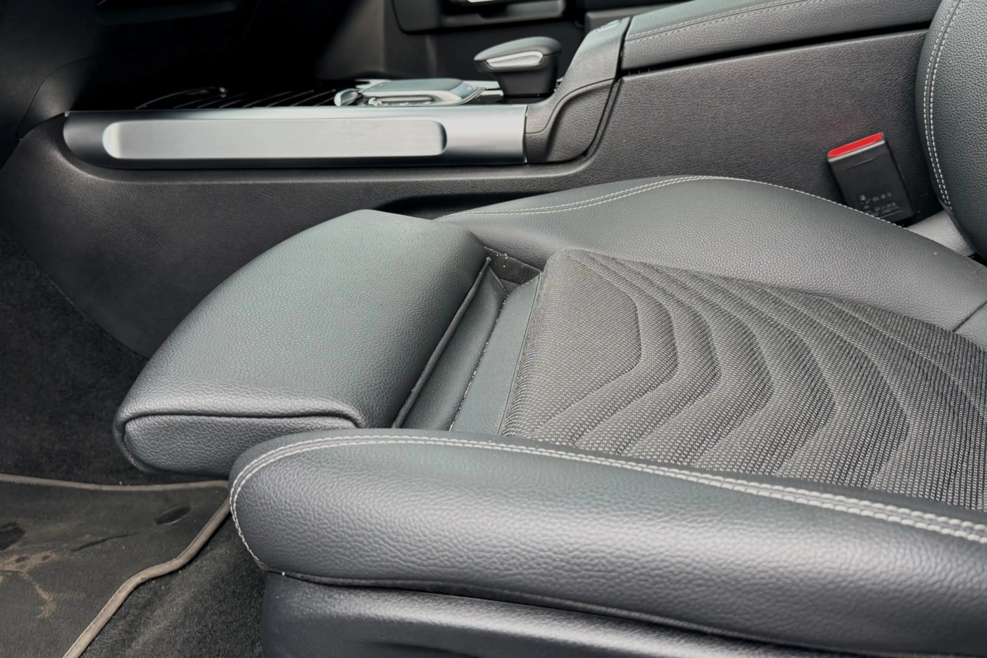 Mercedes-Benz EQB 300 4MATIC Luxury Line 67 kWh PANO BURMESTER SFEER 306 — photo 6