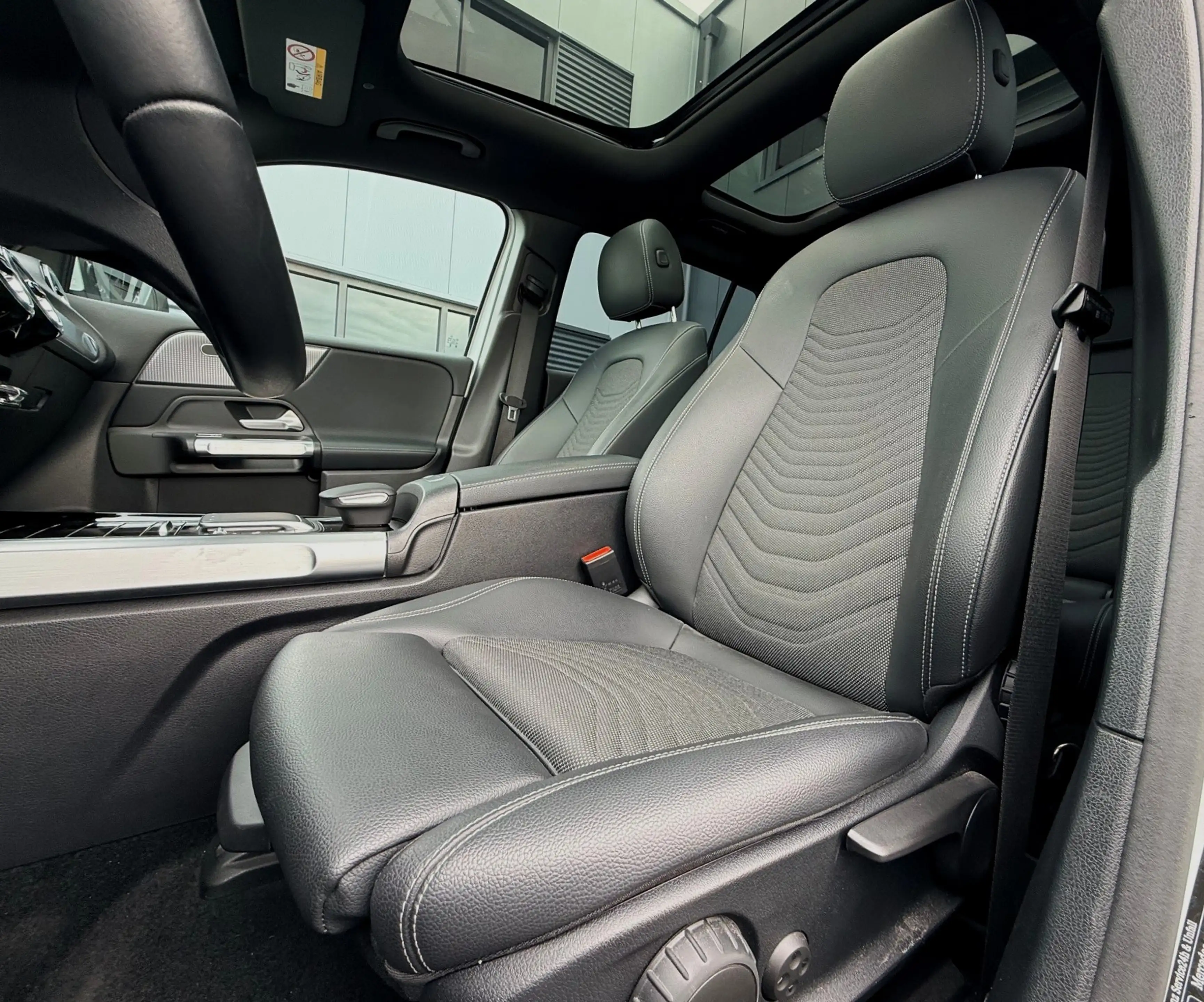 Mercedes-Benz EQB 300 4MATIC Luxury Line 67 kWh PANO BURMESTER SFEER 306 — photo 4