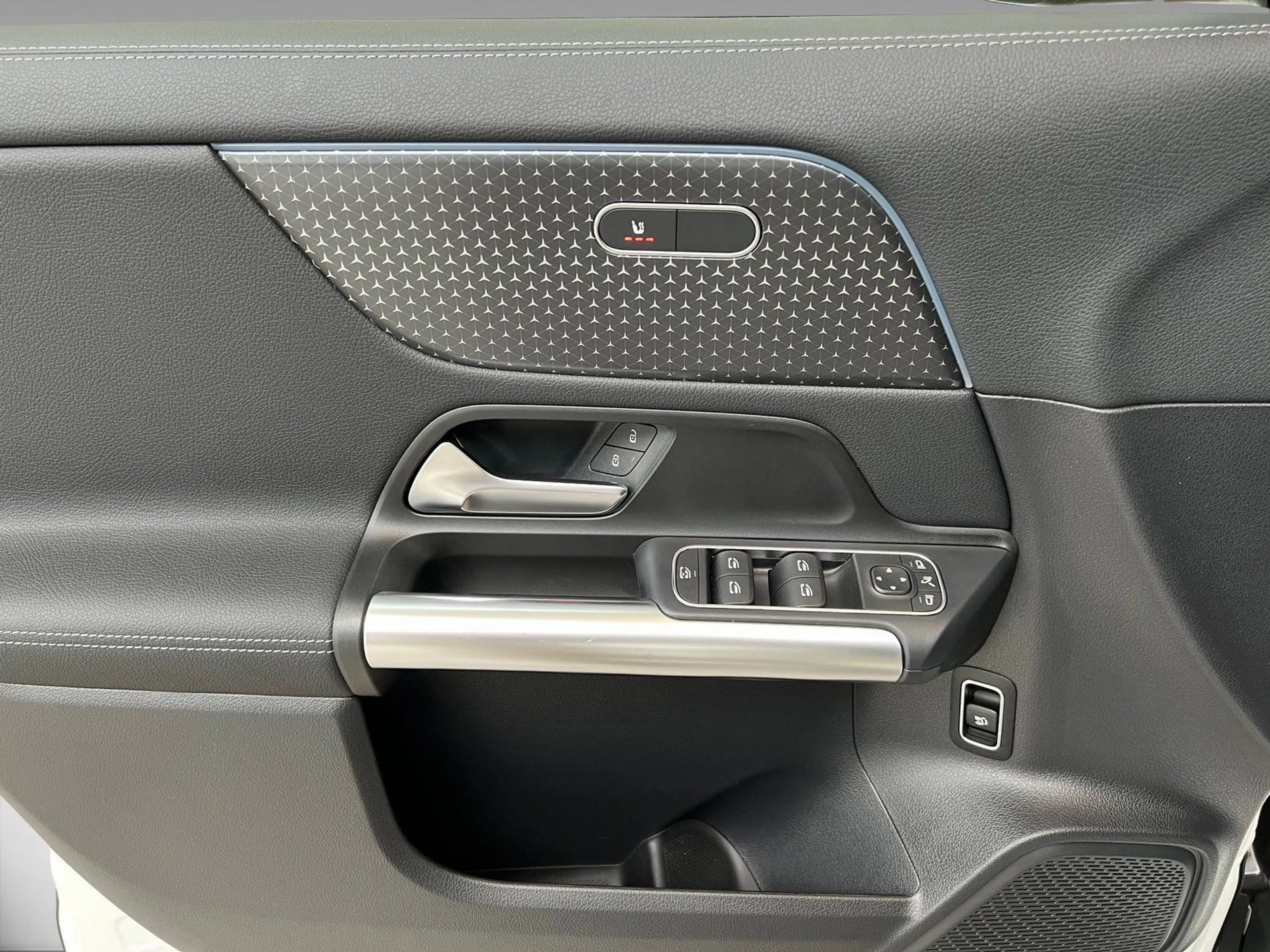 Mercedes-Benz EQA 300 4M Progressive Advanced — photo 13