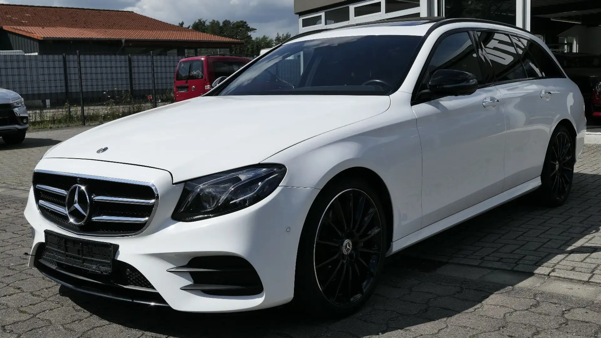Mercedes-Benz E 250 AMG Multibeam/AHK/360°Cam/el.Sitze/20"Alu White - 1