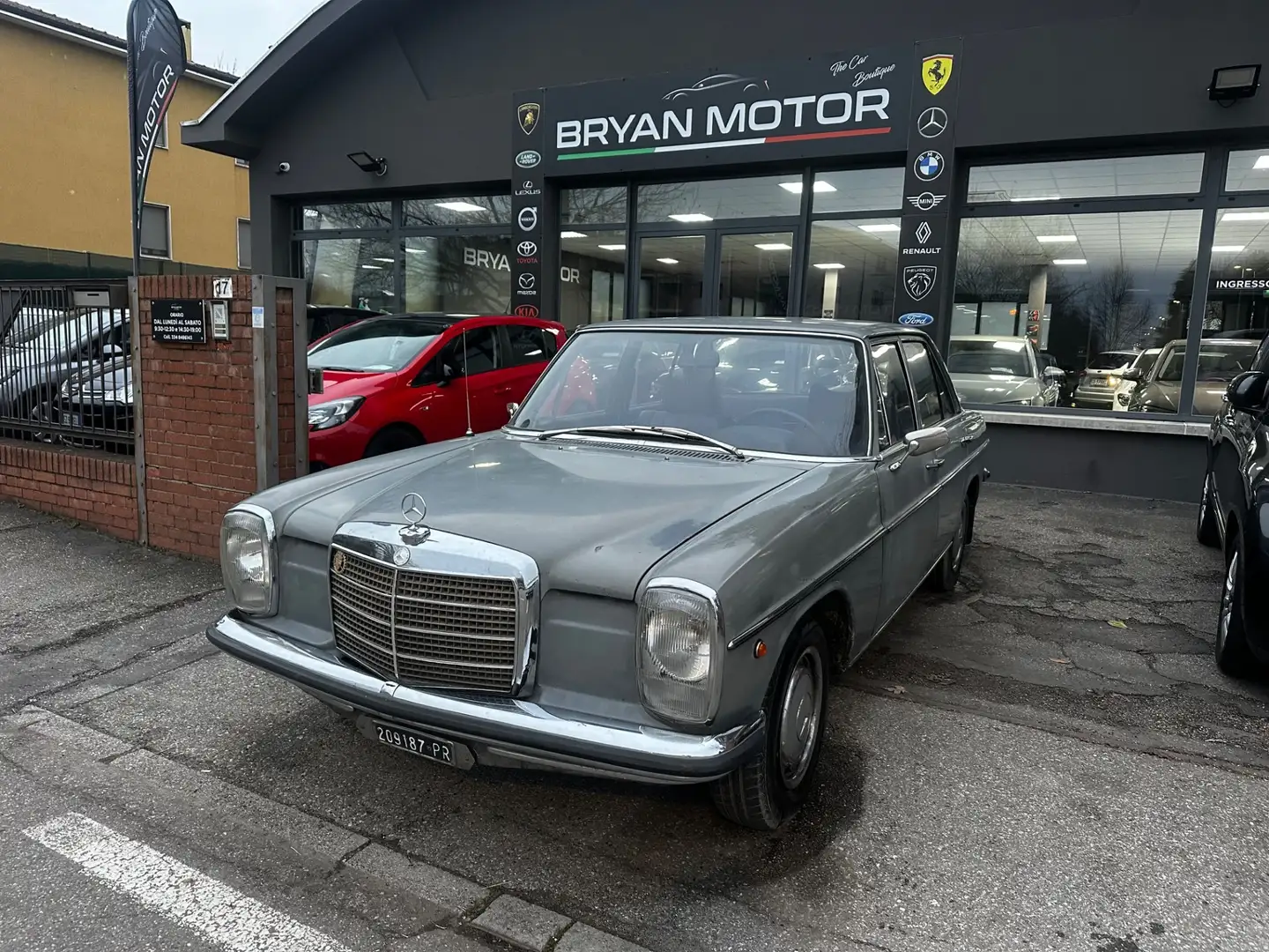 Mercedes-Benz E 200 Mercedes benz modello 200/8 del 1968 Grijs - 1