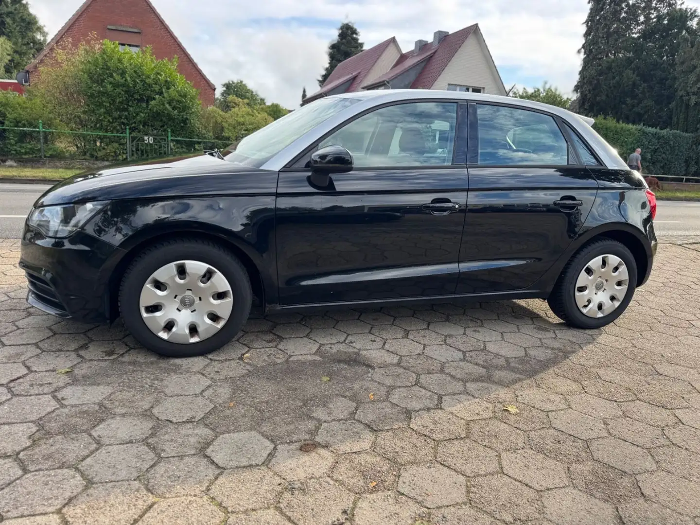 Audi A1 Sportback 1.6 TDI Automatik*Klima*guter Zusta Schwarz - 1