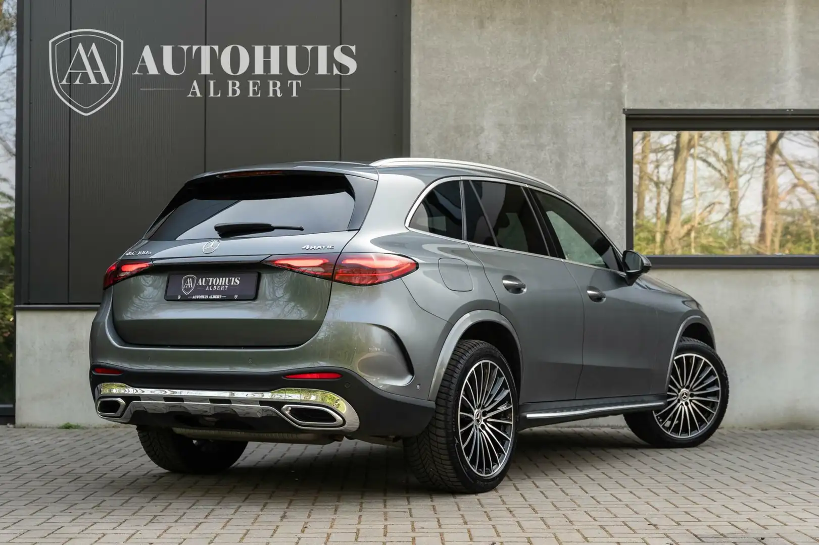 Mercedes-Benz GLC 300 300e 4MATIC AMG 360c Burmester Pano HuD Grijs - 2