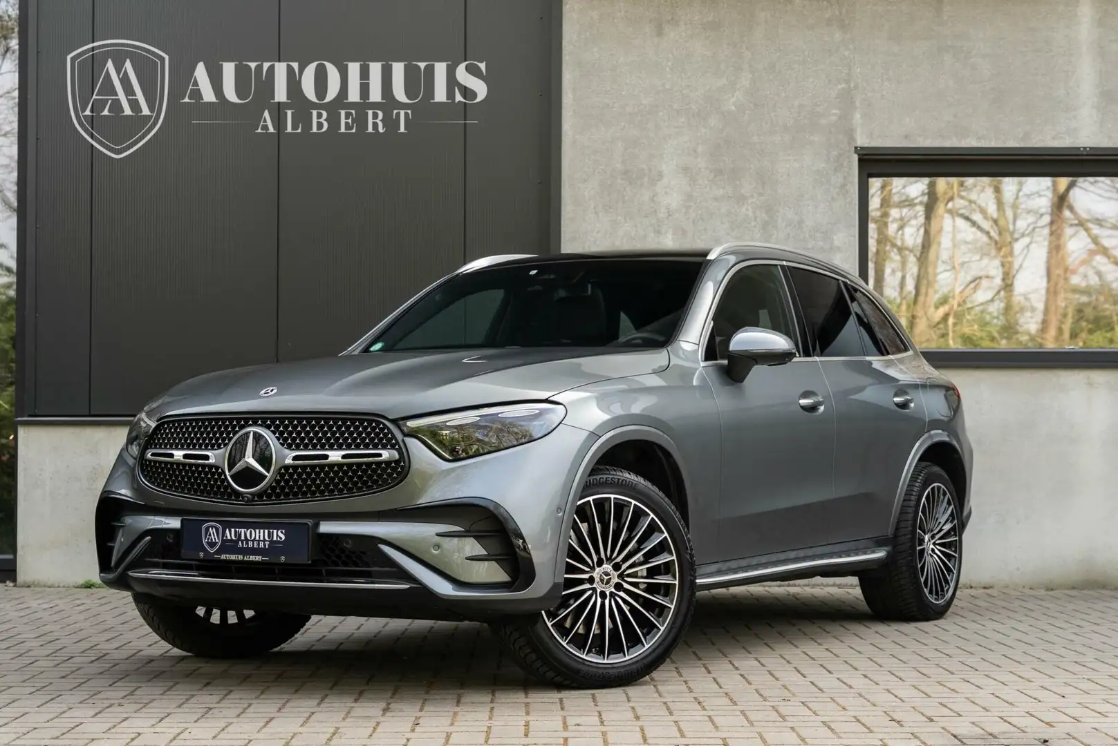 Mercedes-Benz GLC 300 300e 4MATIC AMG 360c Burmester Pano HuD Grijs - 1
