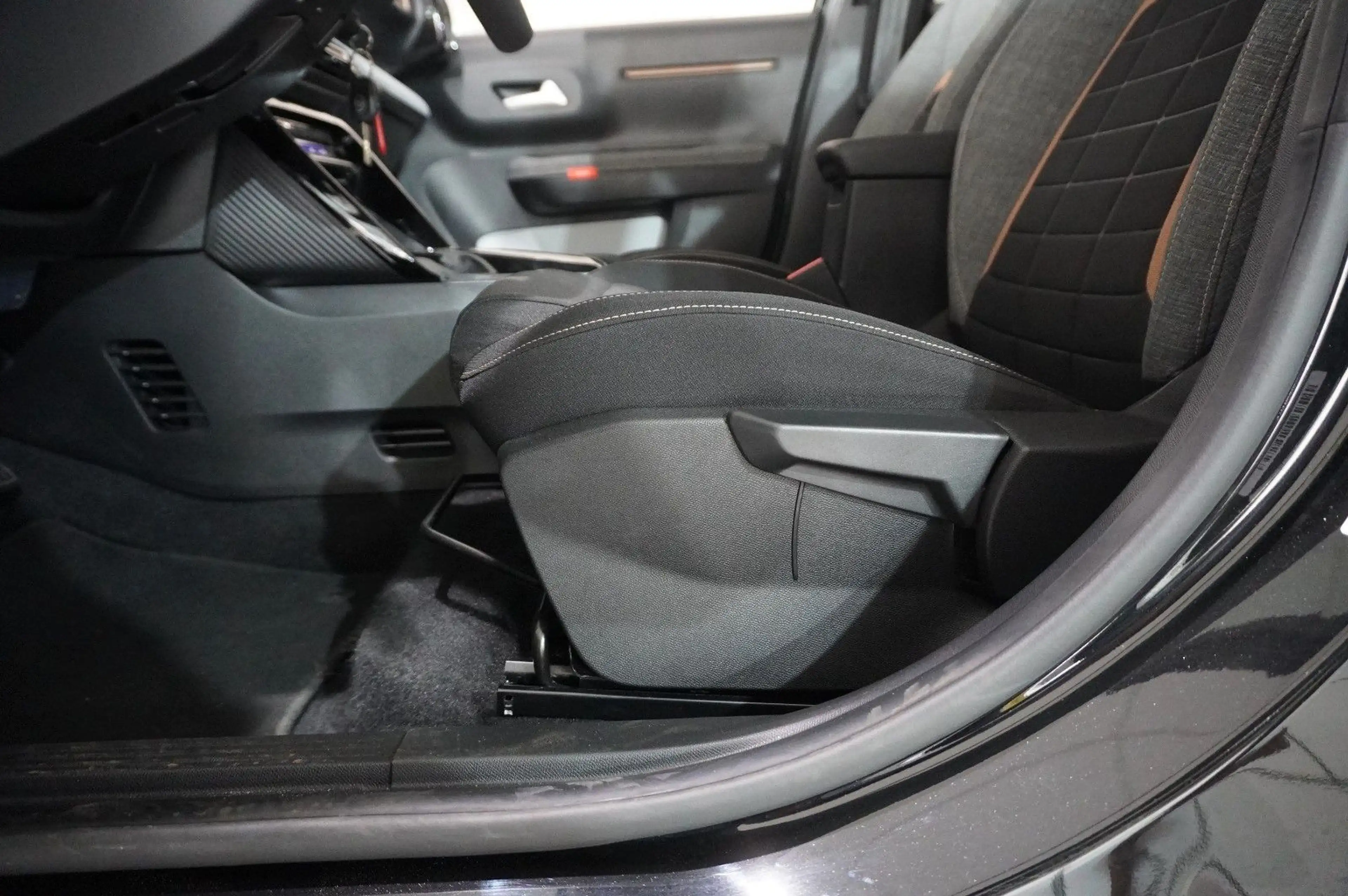 Citroen C3 Aircross 1.2 HYBRID PLUS DSC NAVI/LED/KAMERA — photo 15