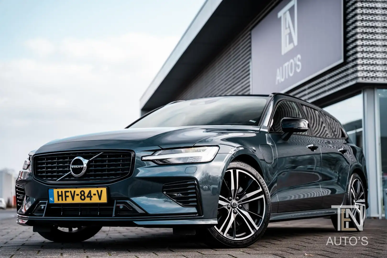 Volvo V60 T6 Recharge AWD R-Design | Camera | Keyless | Pano Bleu - 1