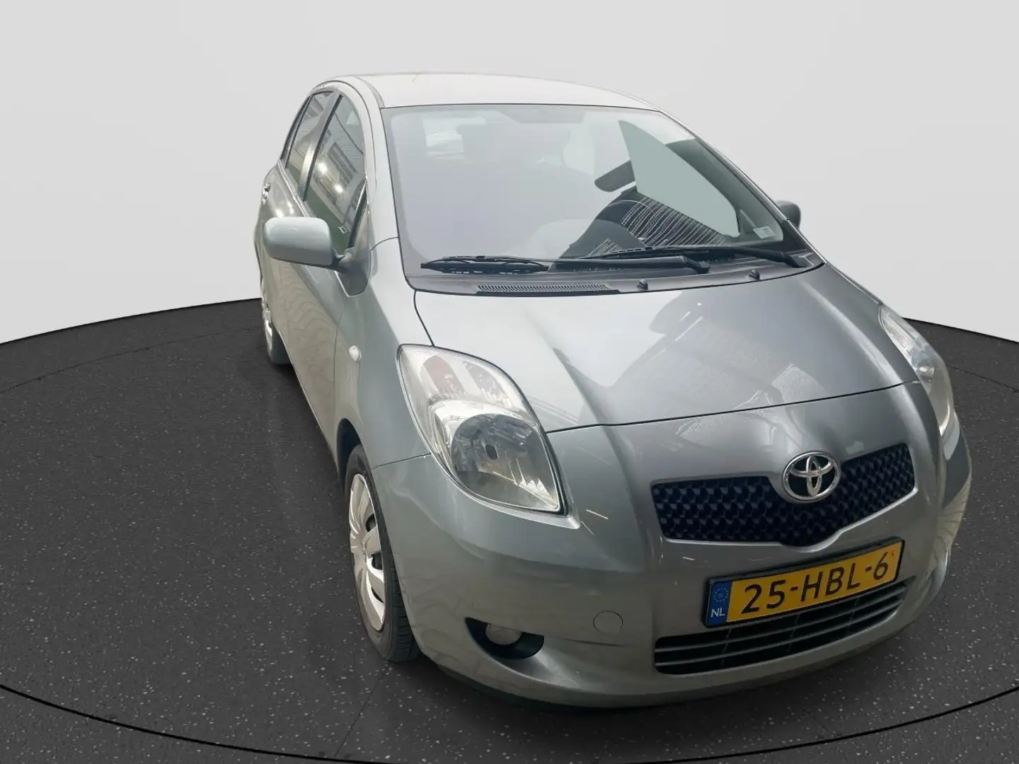 Toyota Yaris 1.3 VVTi Sol Gris - 2