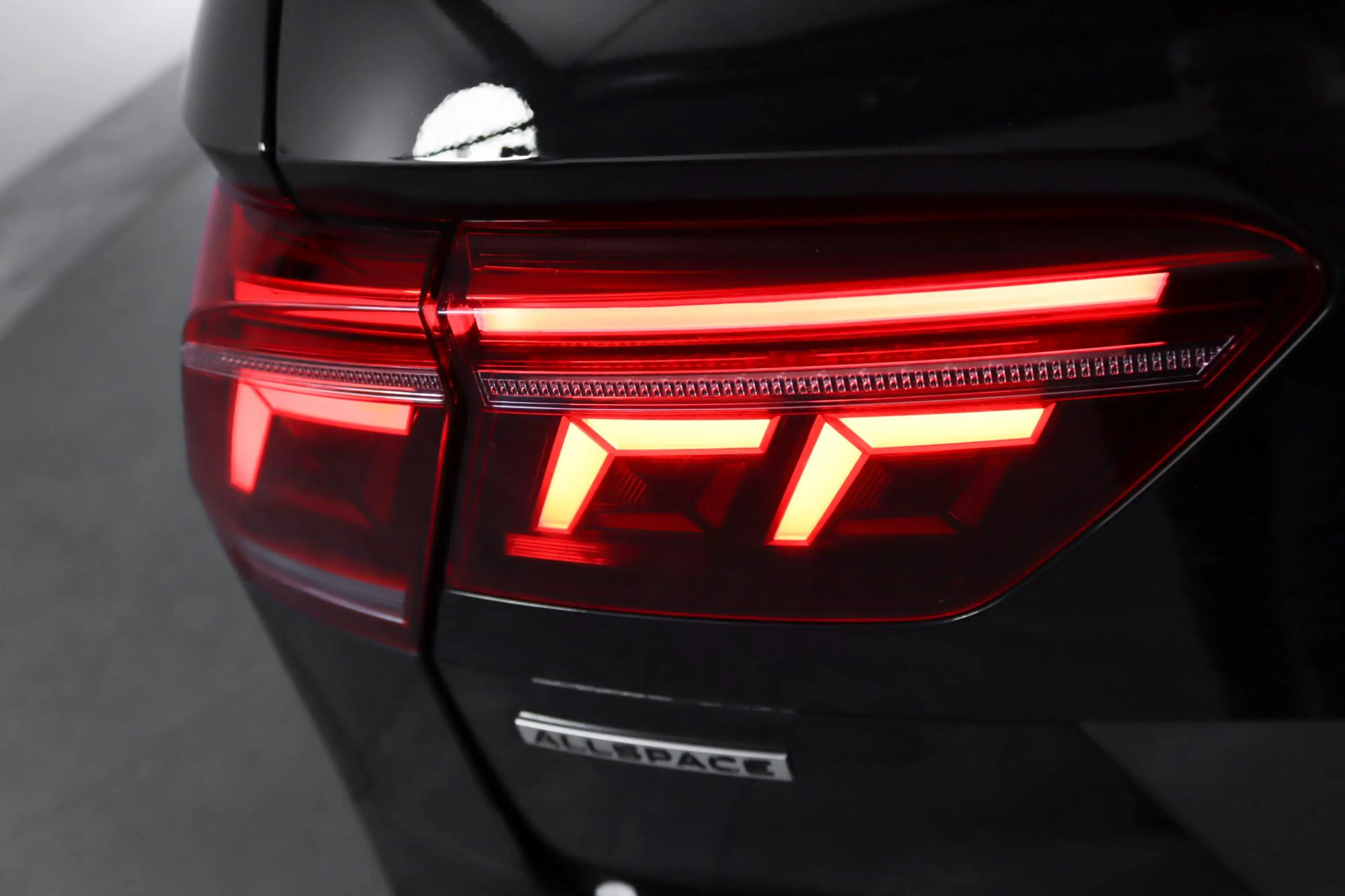 Volkswagen Tiguan Allspace 2.0 TSI 4Motion Highline R-Line 7-Persoons Panoram — photo 17