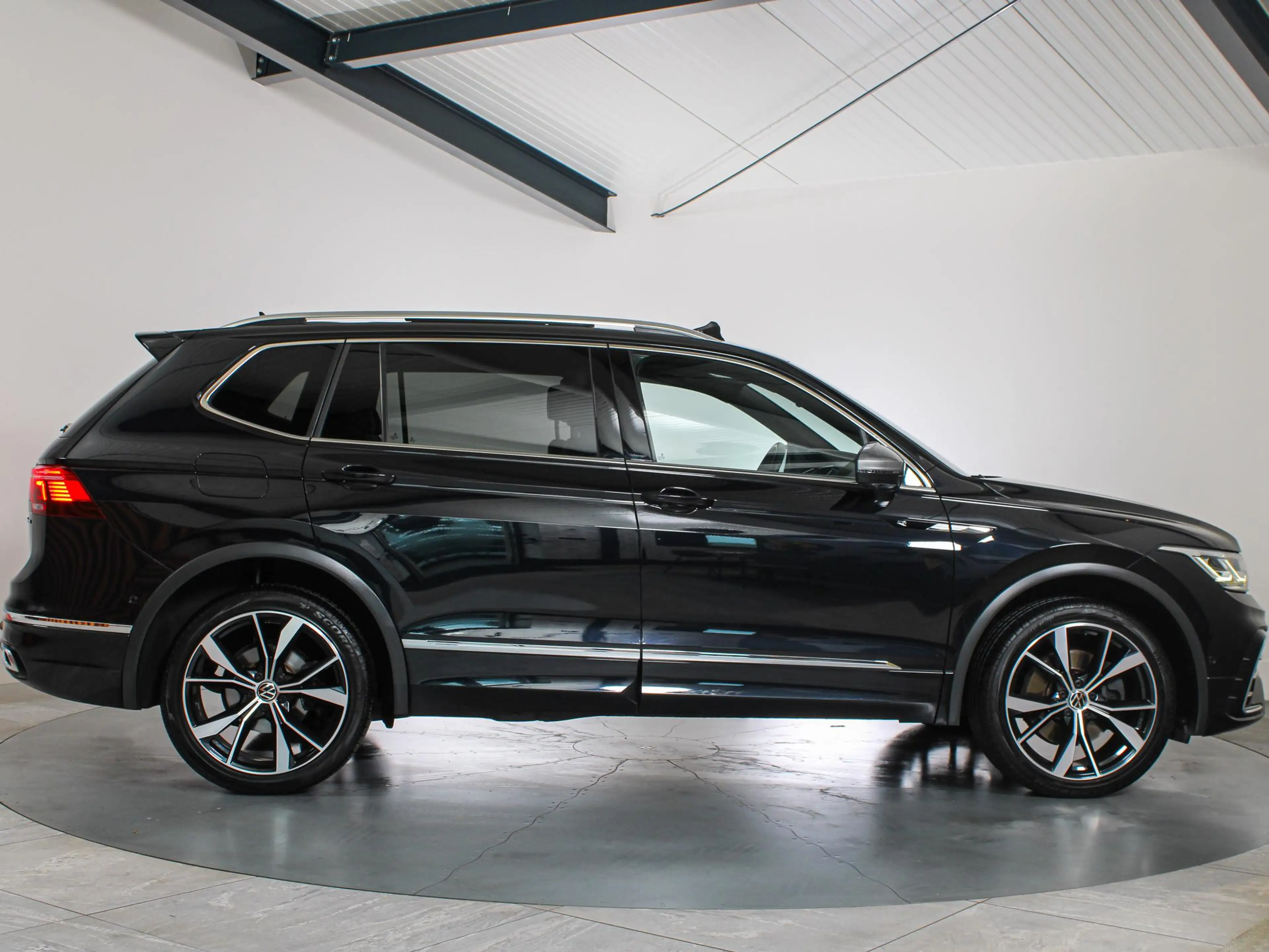 Volkswagen Tiguan Allspace 2.0 TSI 4Motion Highline R-Line 7-Persoons Panoram — photo 27