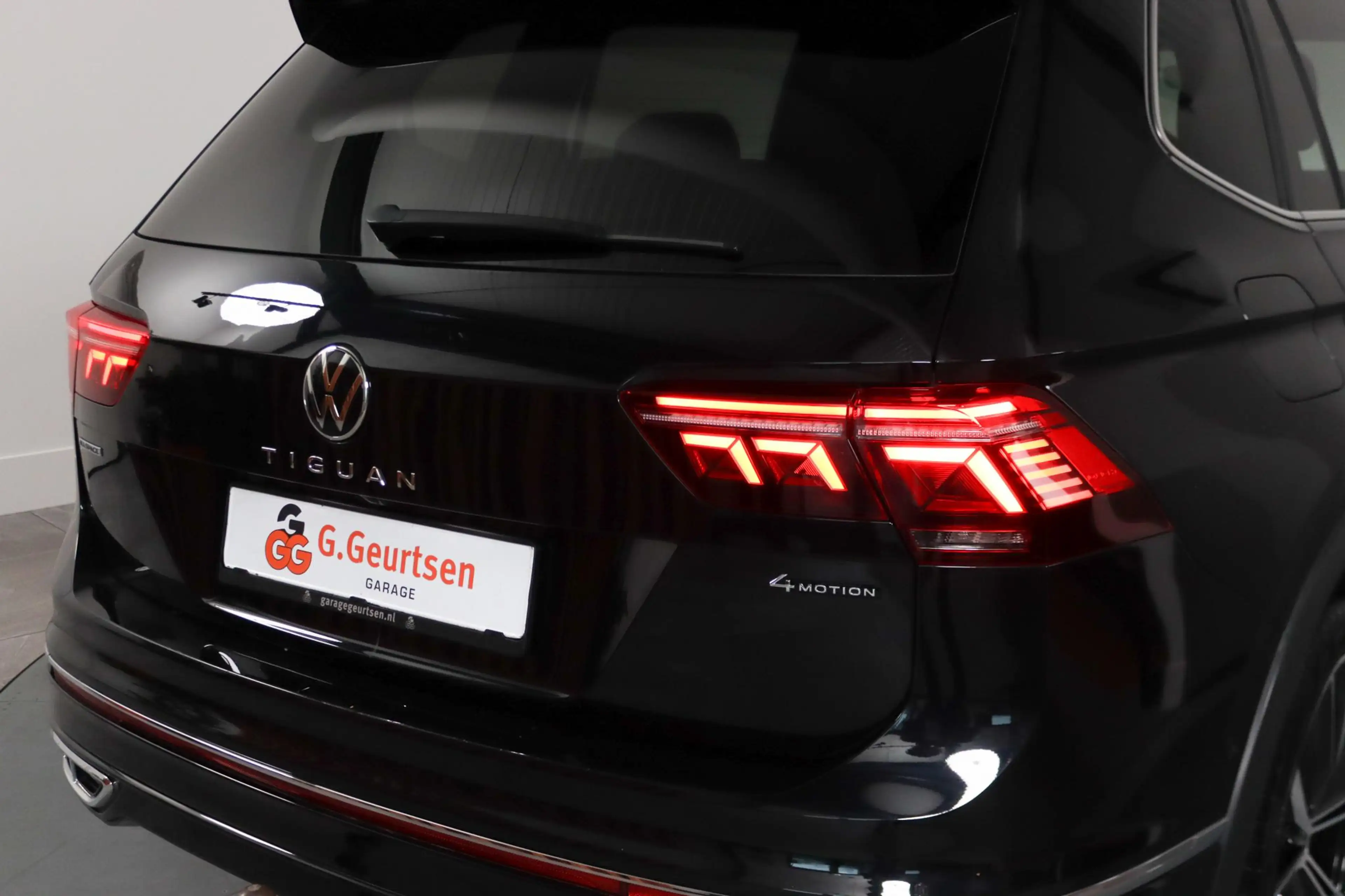 Volkswagen Tiguan Allspace 2.0 TSI 4Motion Highline R-Line 7-Persoons Panoram — photo 16