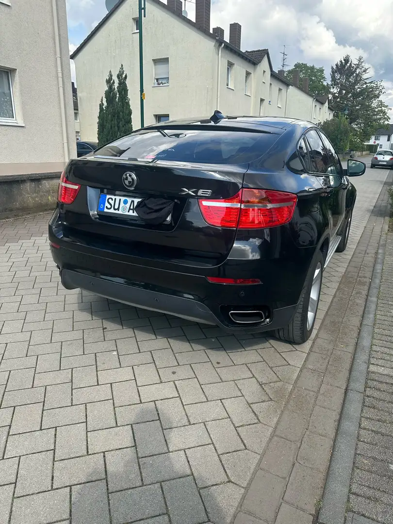 BMW X6 xDrive50i Schwarz - 2