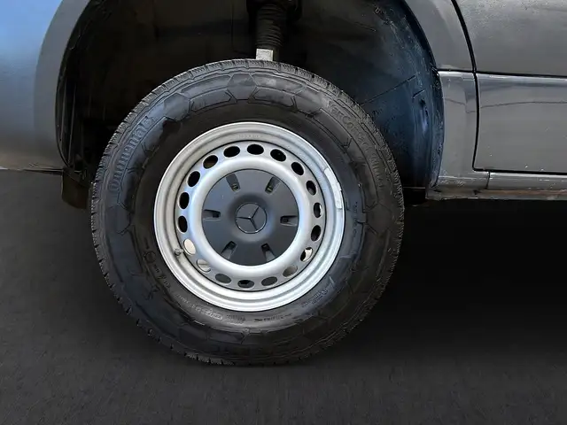 Mercedes-Benz Sprinter view 4