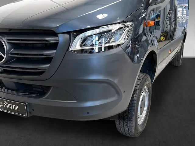 Mercedes-Benz Sprinter view 3