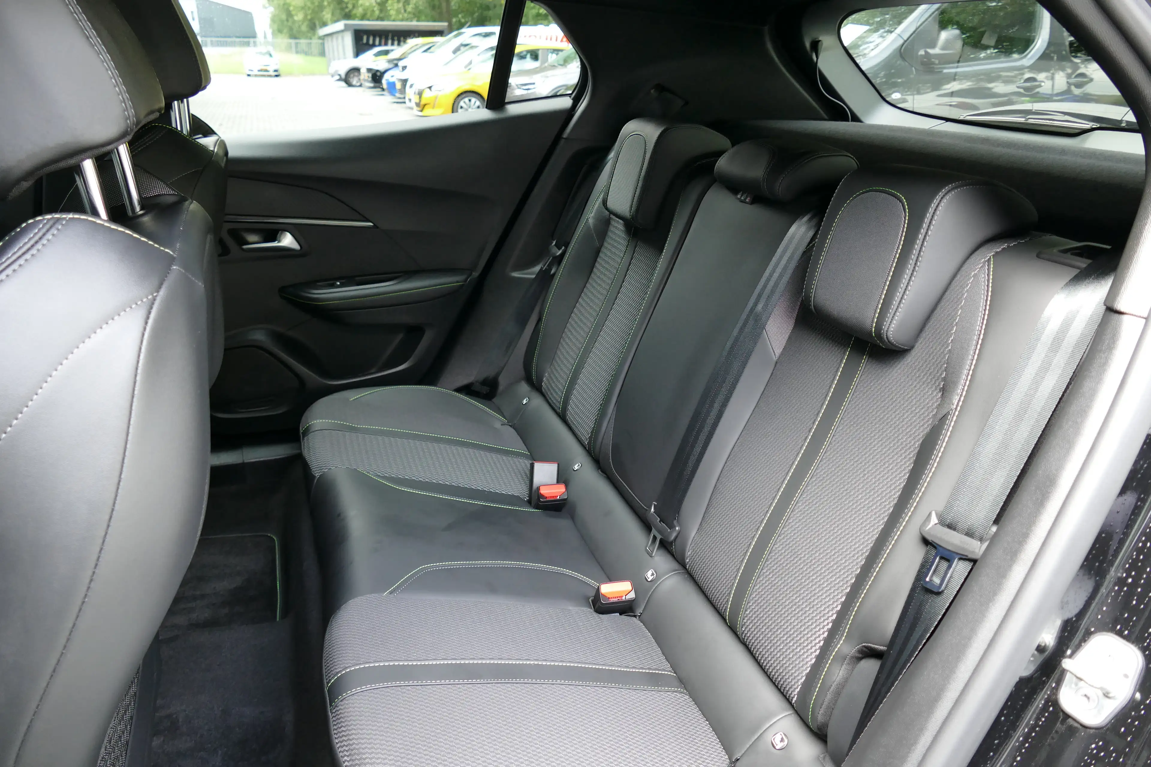 Peugeot e-2008 136PK 50KWH GT / CAMERA V+A / KEYLESS / FULL-LED / — photo 16