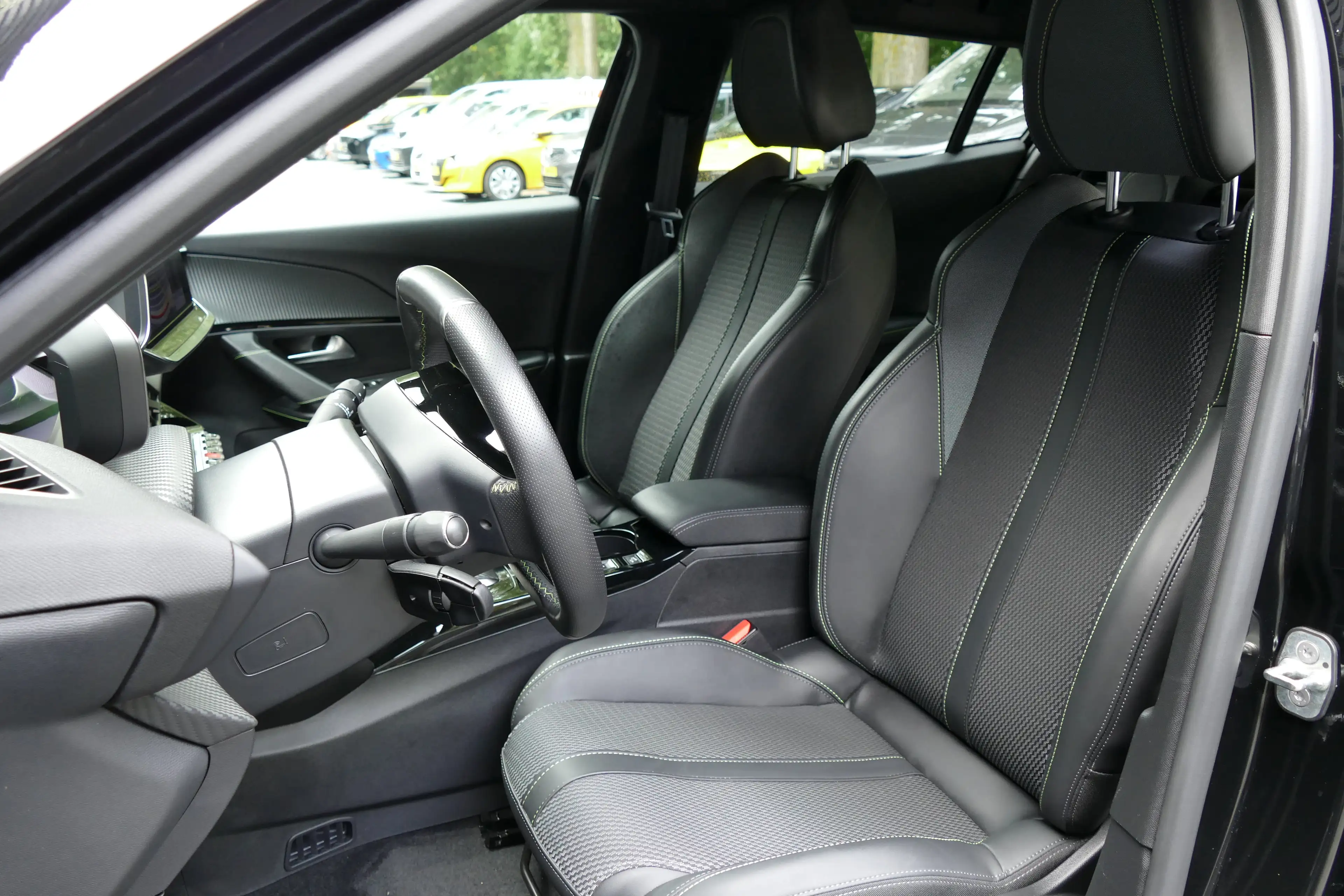 Peugeot e-2008 136PK 50KWH GT / CAMERA V+A / KEYLESS / FULL-LED / — photo 17