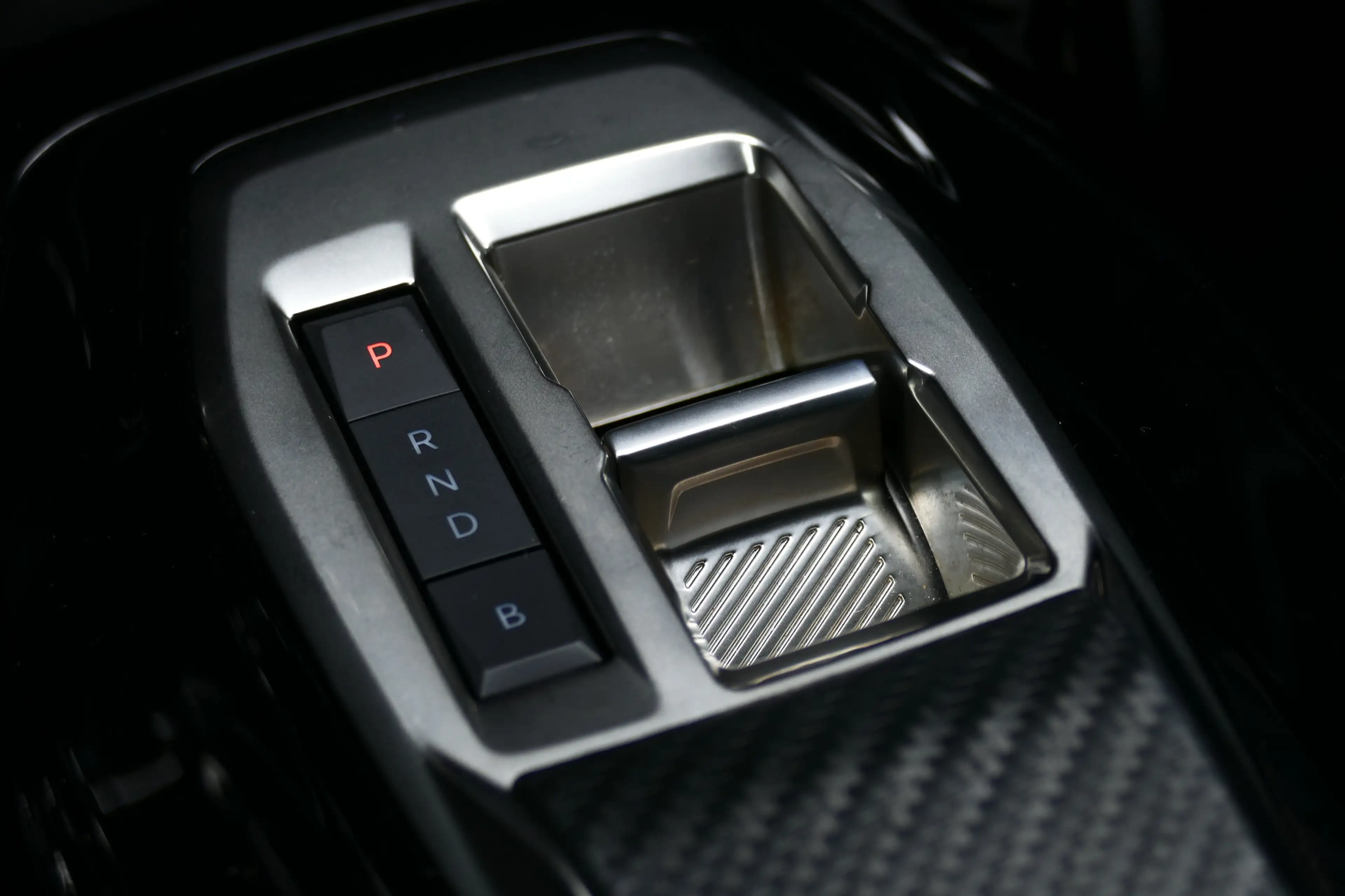 Peugeot e-2008 136PK 50KWH GT / CAMERA V+A / KEYLESS / FULL-LED / — photo 32