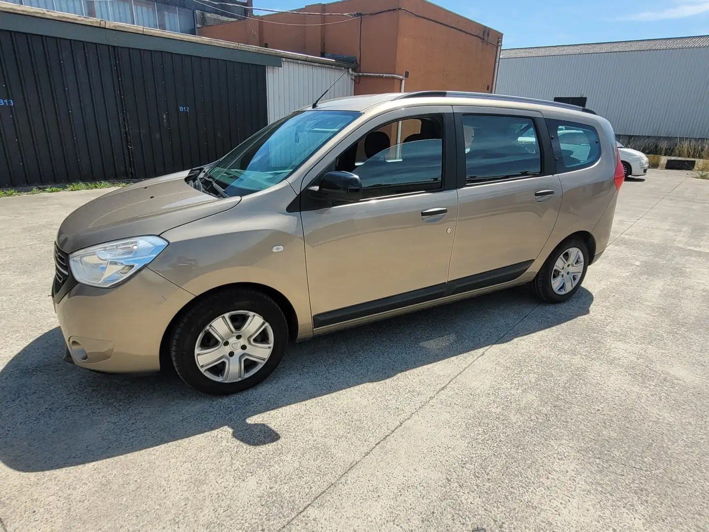 Dacia Lodgy 1.6i  7pl. Brons - 1